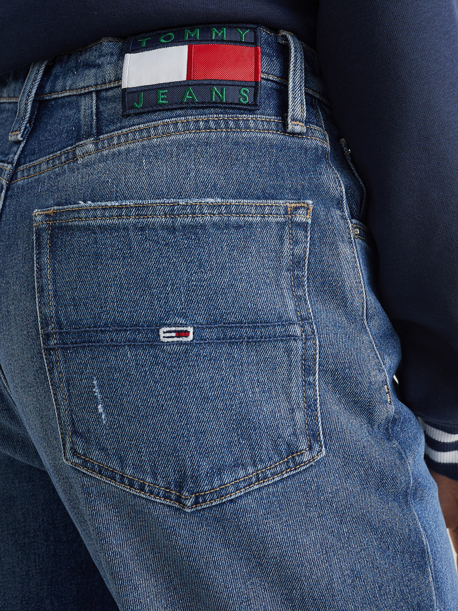 detail Tommy Jeans dámské tmavě modré džíny MOM JEAN