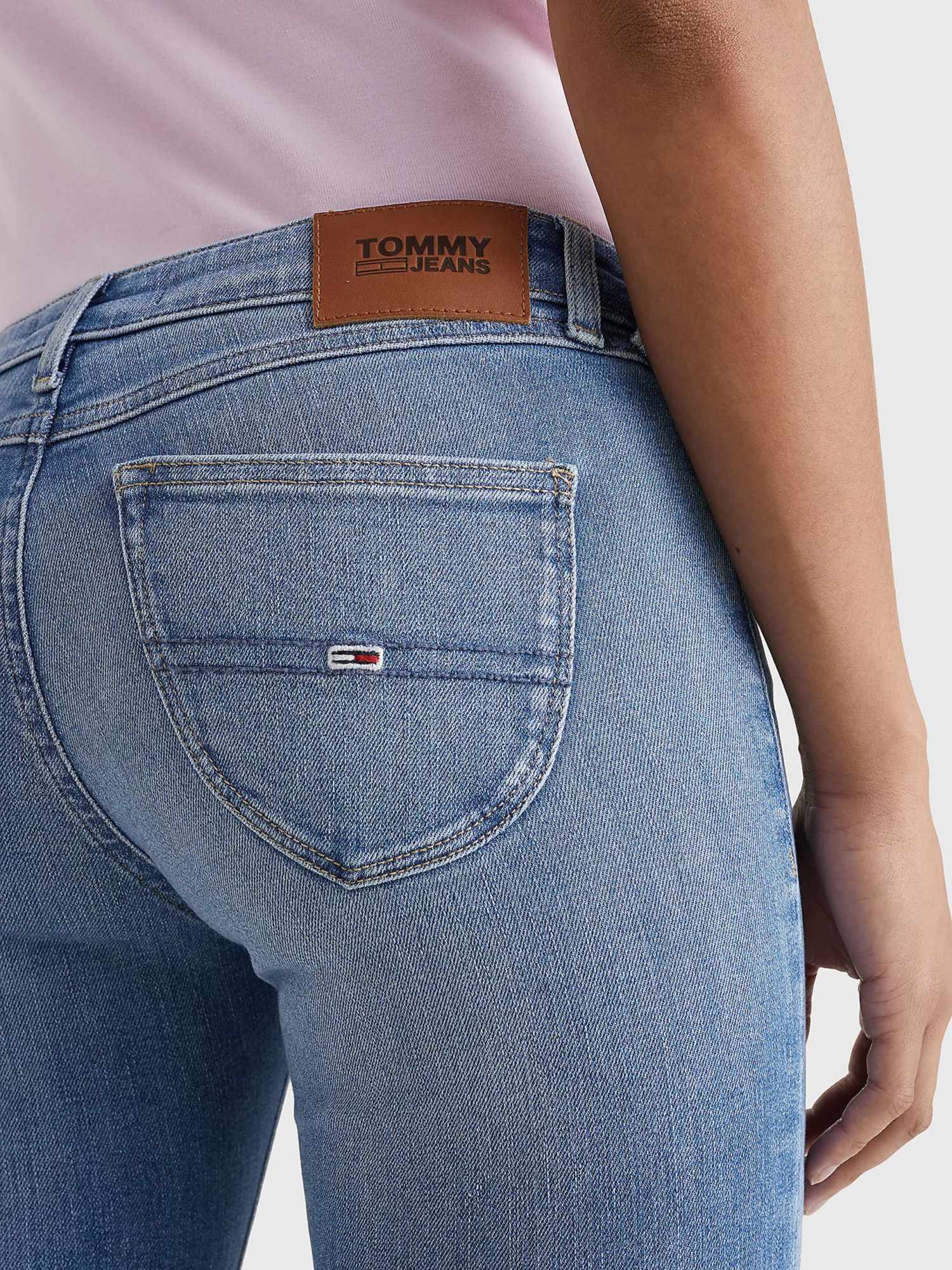 detail Tommy Jeans dámské světle modré džíny SOPHIE