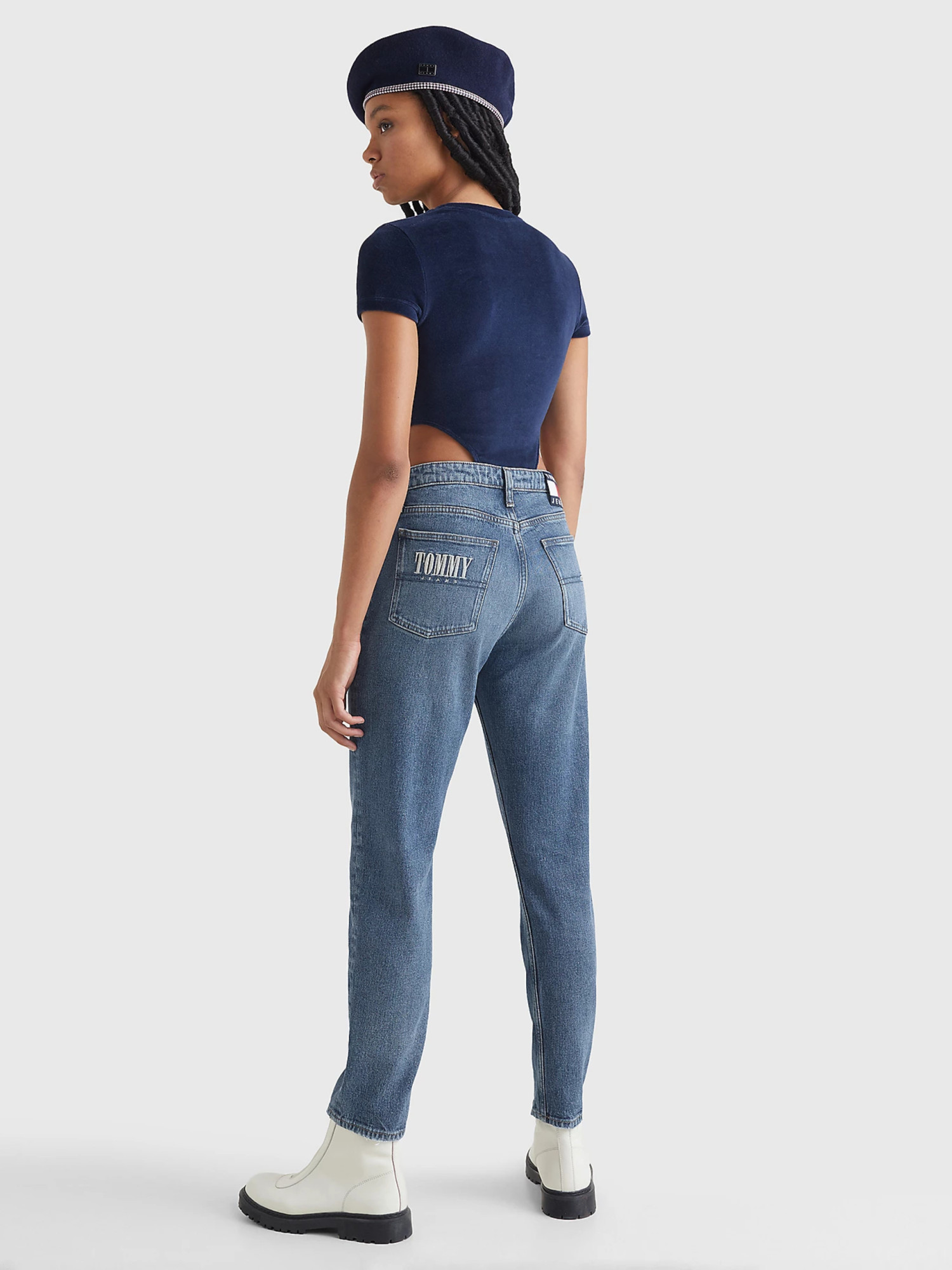 detail Tommy Jeans dámské modré džíny IZZIE