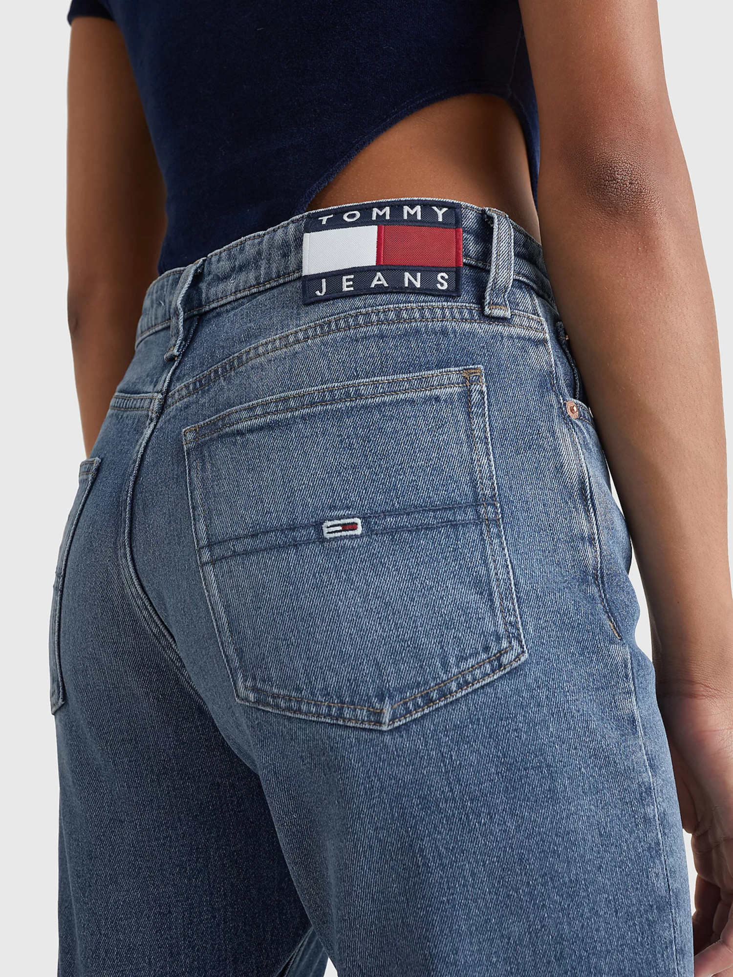 detail Tommy Jeans dámské modré džíny IZZIE