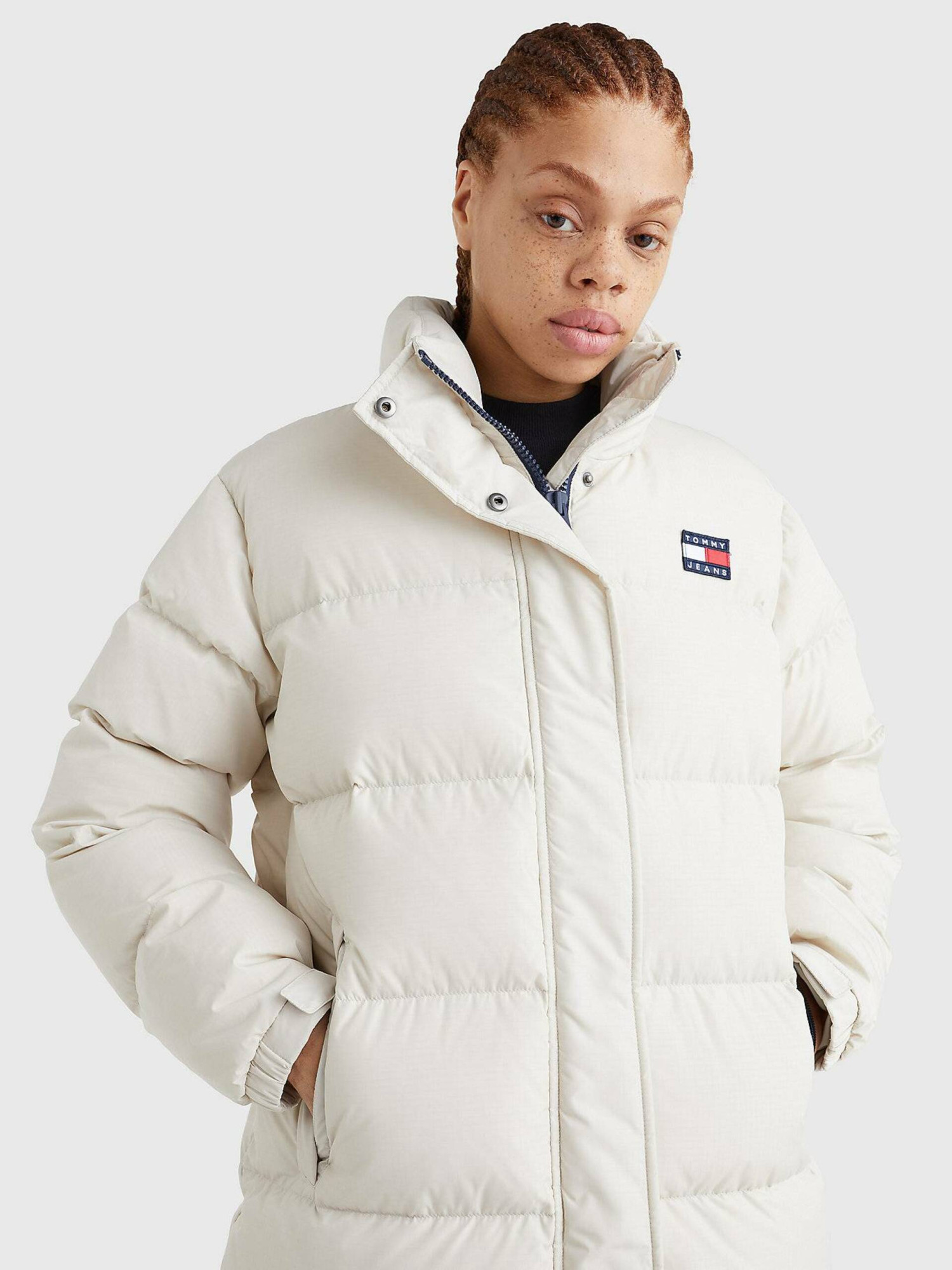 detail Tommy Jeans dámský béžový zimní kabát