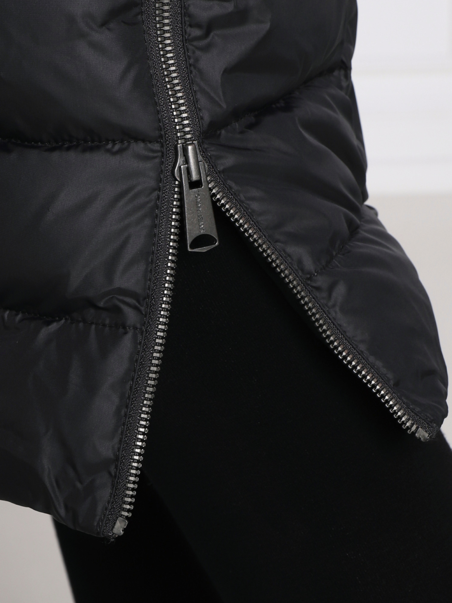 detail Tommy Jeans dámská černá bunda