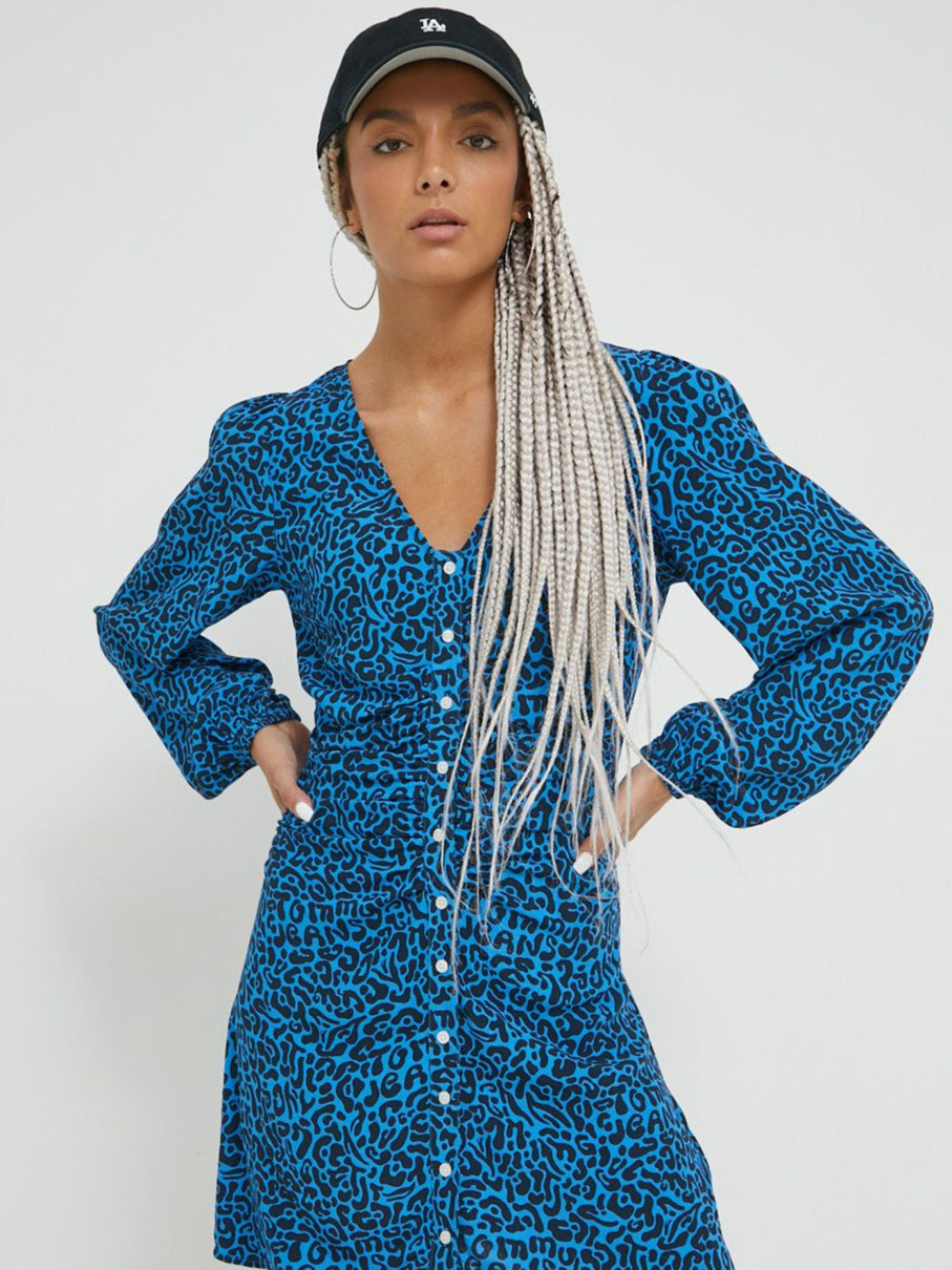 detail Tommy Jeans dámské modré šaty ANIMAL PRINT RUCHE