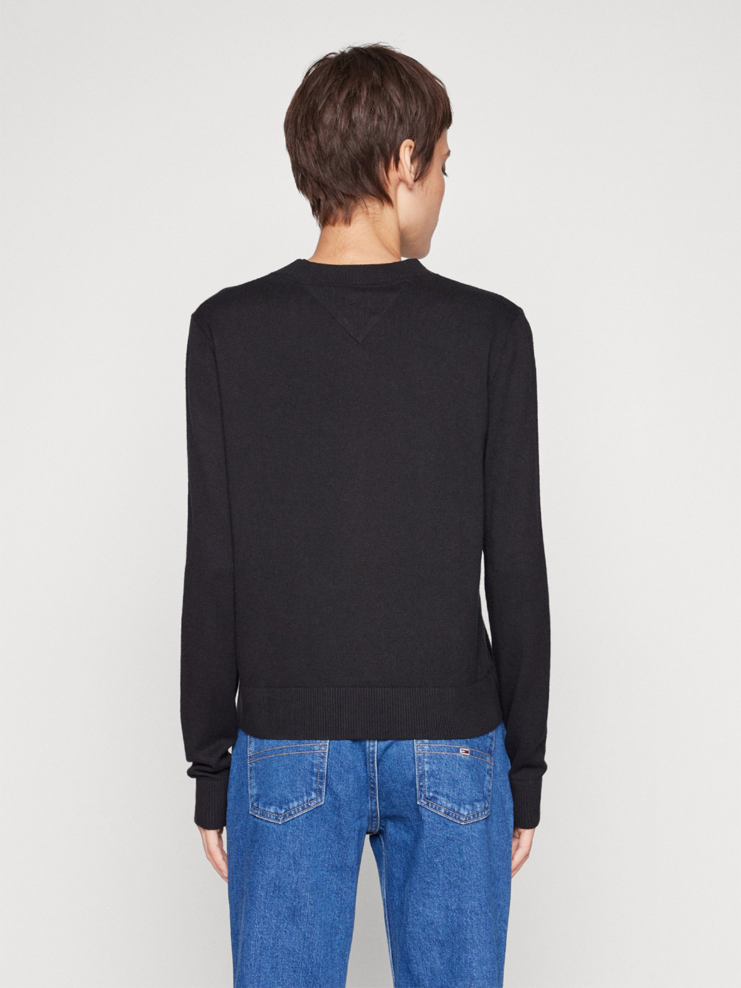 detail Tommy Jeans dámský černý tenký svetr