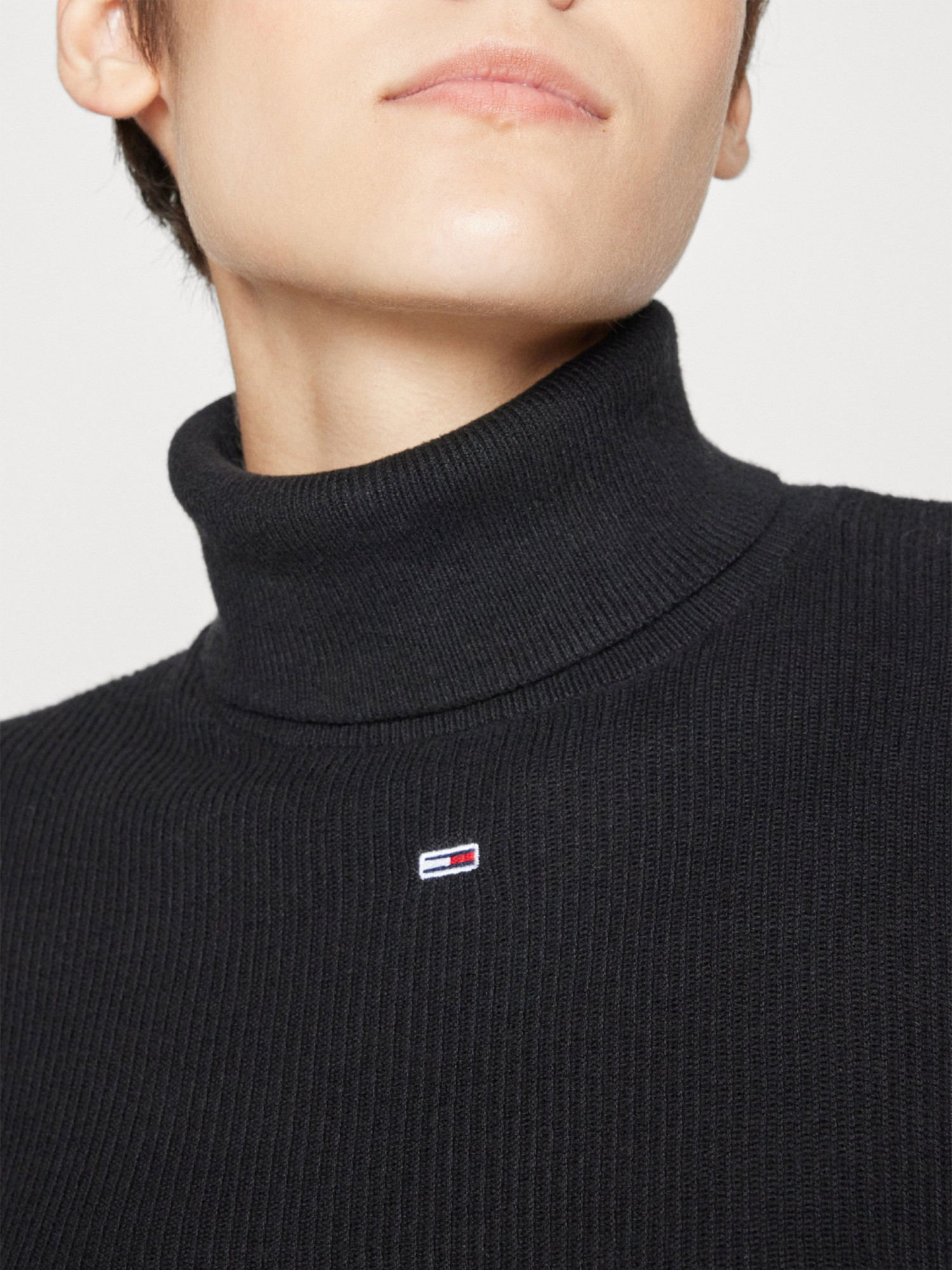 detail Tommy Jeans dámský černý rolák