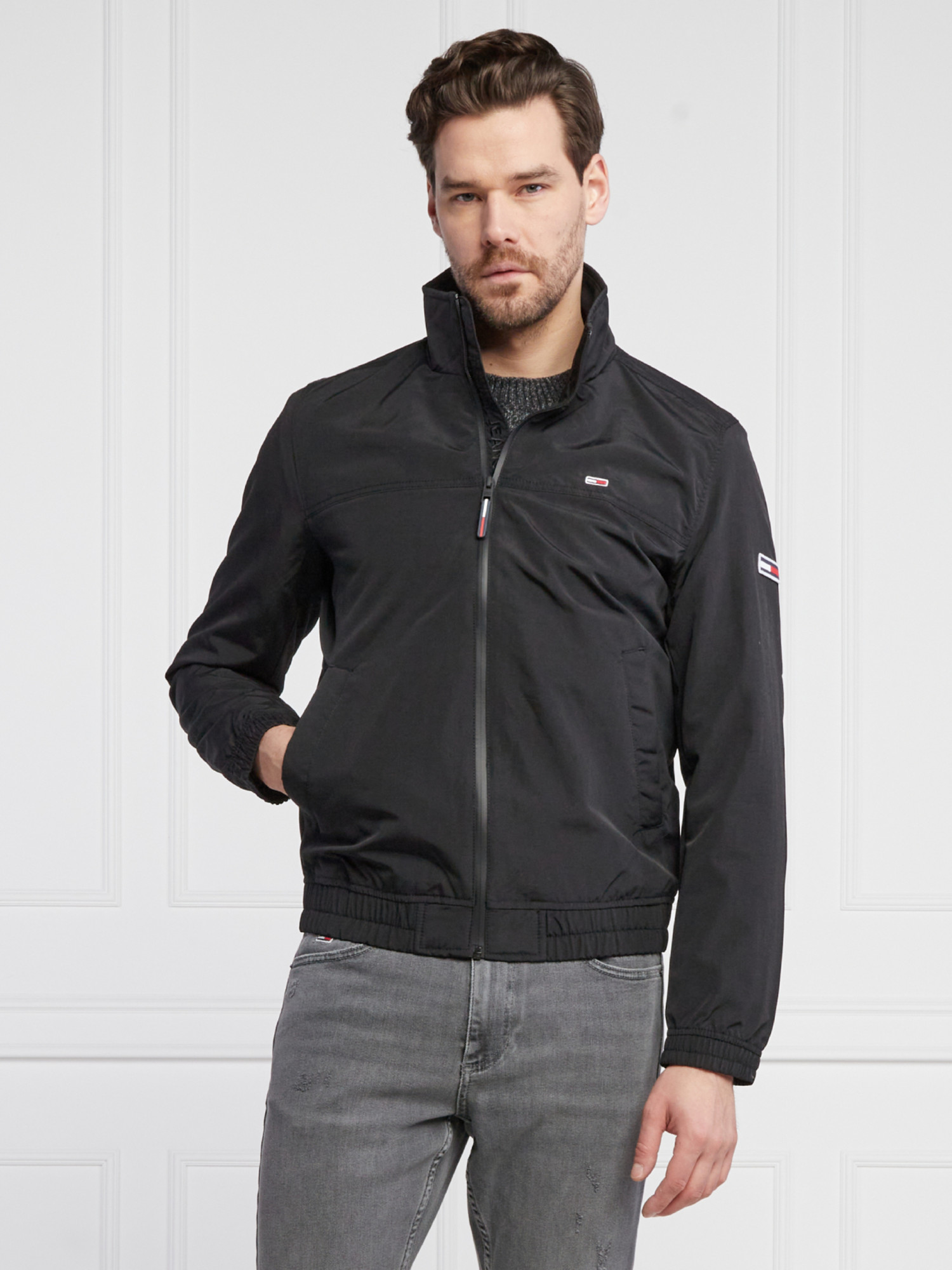 detail Tommy Jeans pánský černý bomber