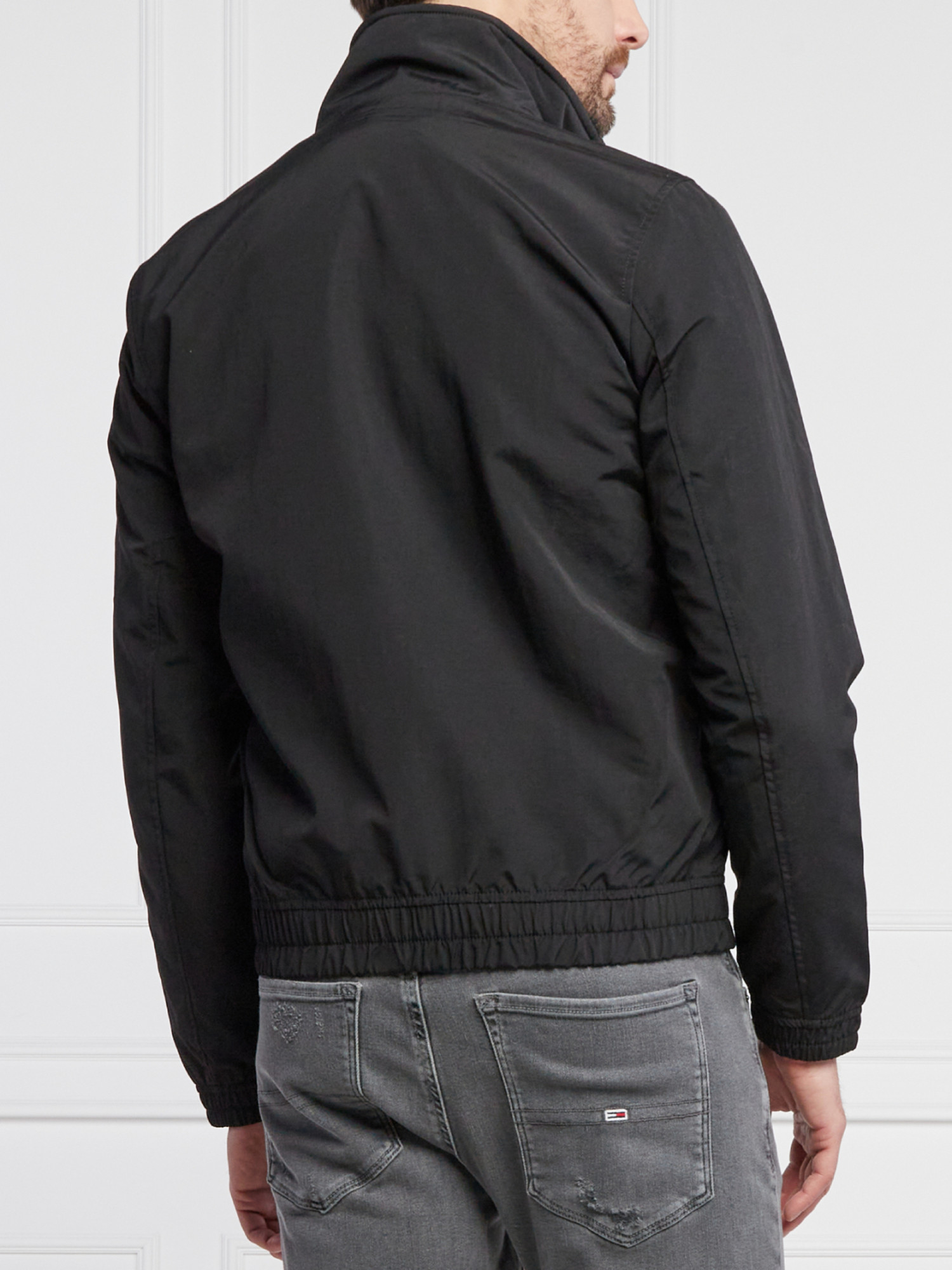 detail Tommy Jeans pánský černý bomber