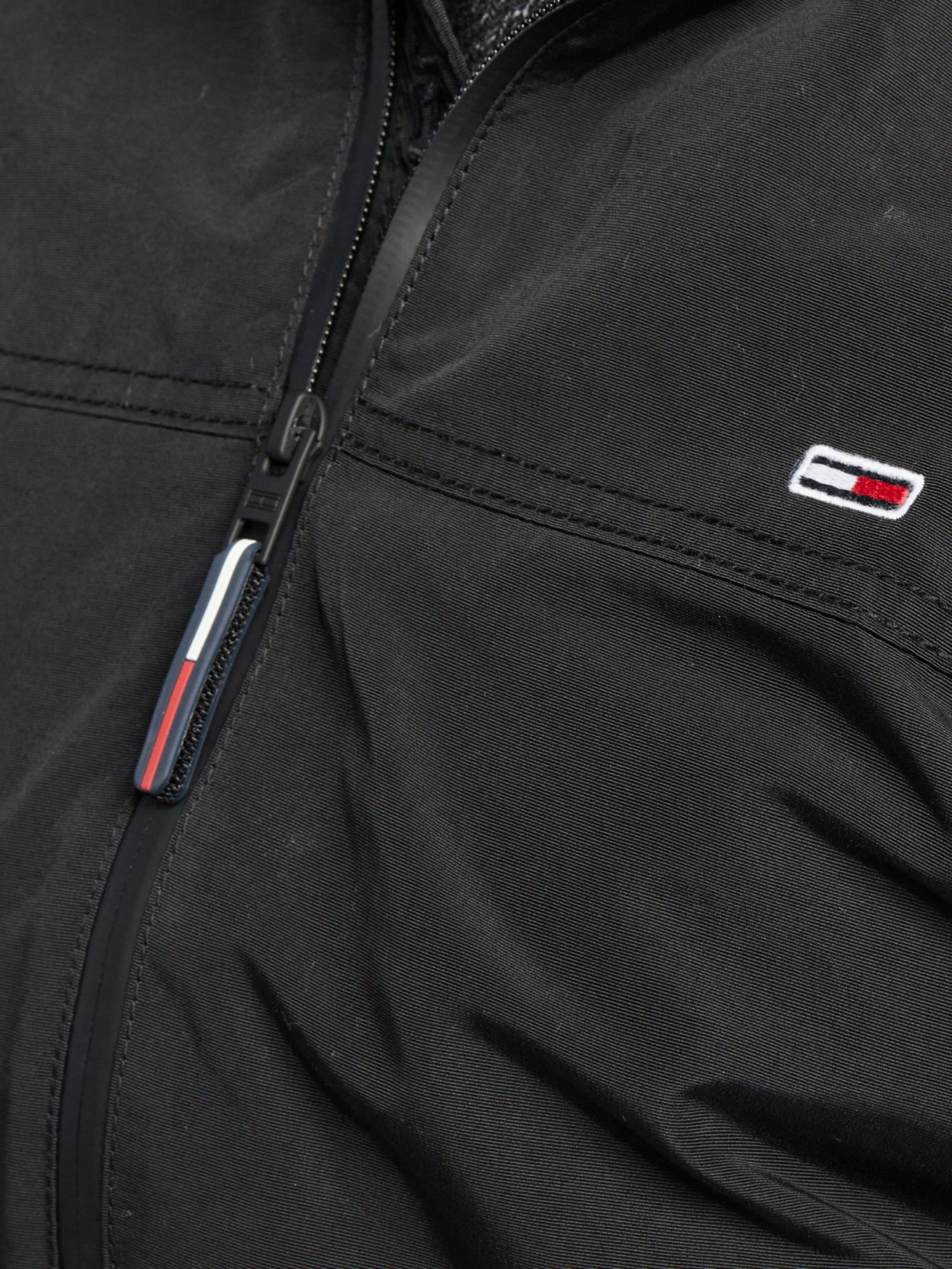 detail Tommy Jeans pánský černý bomber