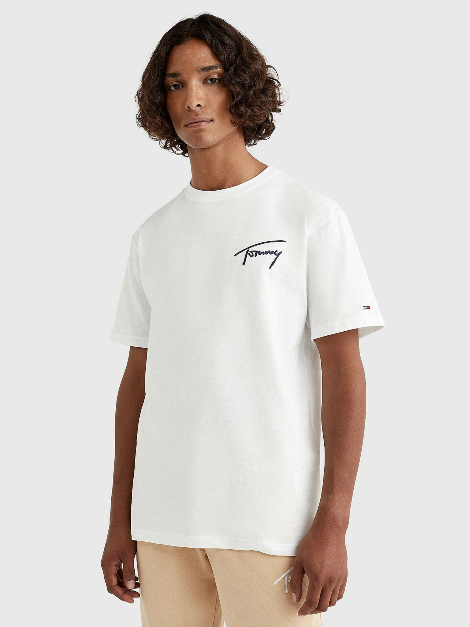 detail Tommy Jeans pánské bílé tričko SIGNATURE