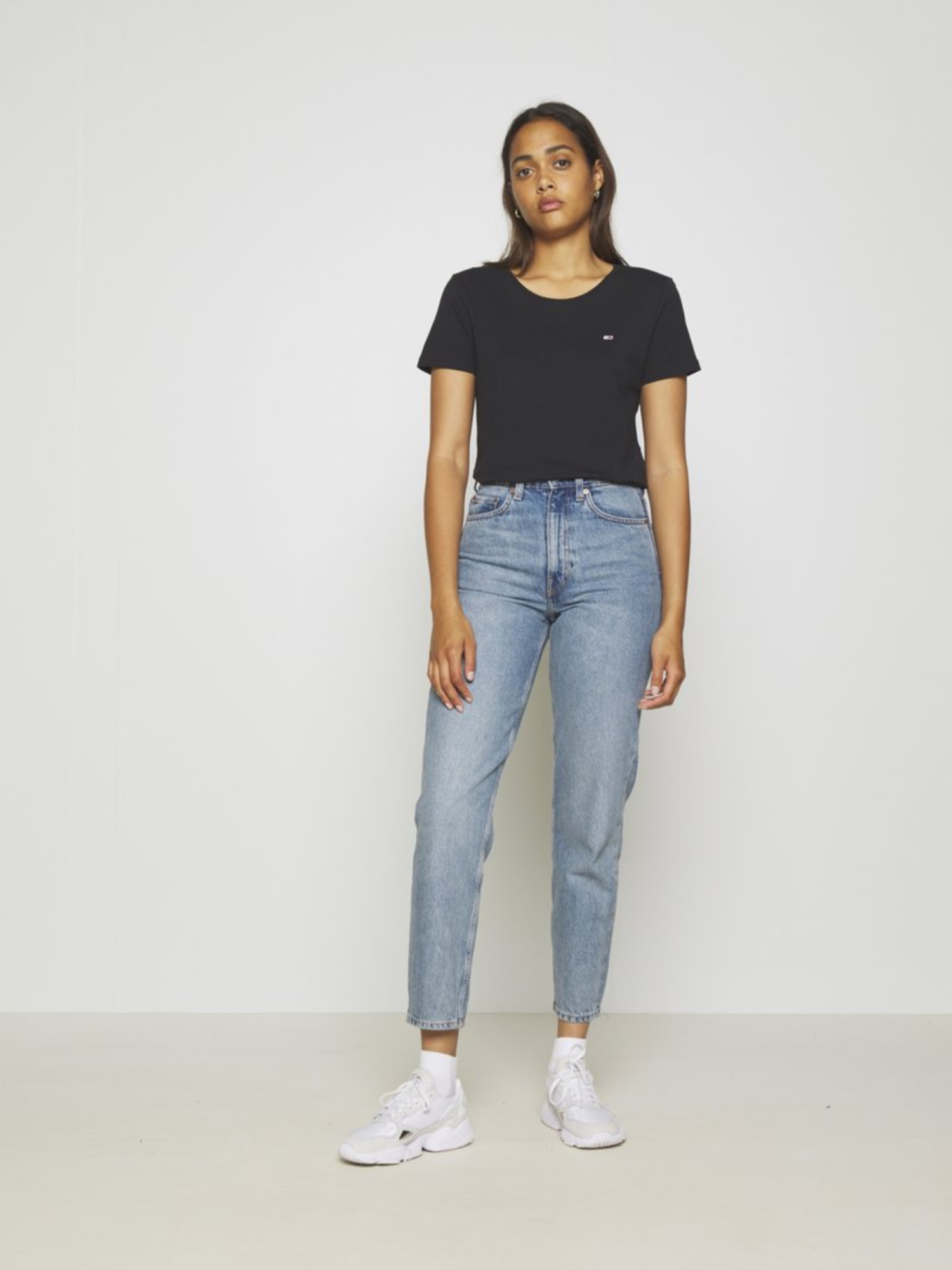 detail Tommy Jeans dámské černé triko JERSEY