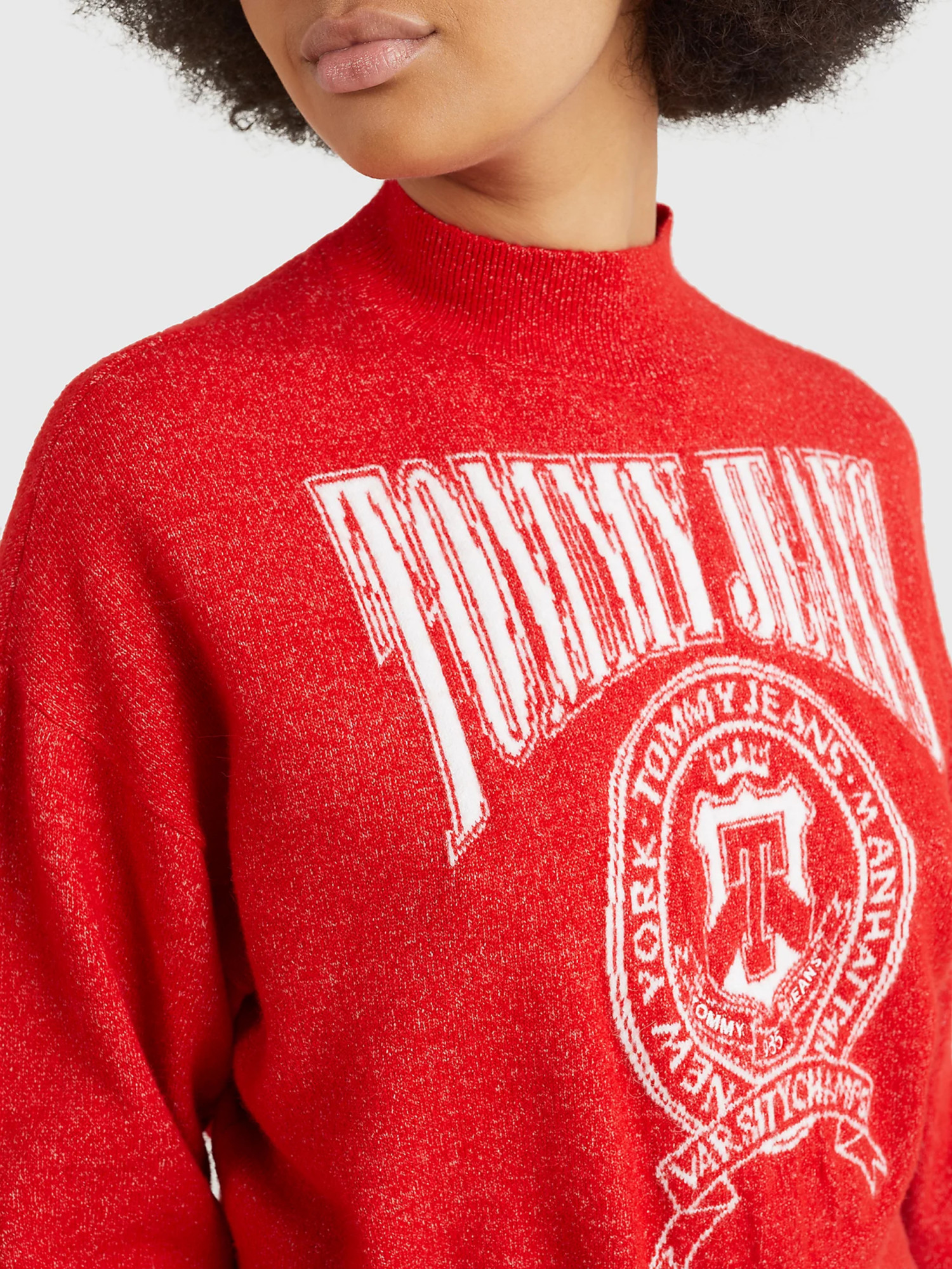 detail Tommy Jeans dámský červený svetr