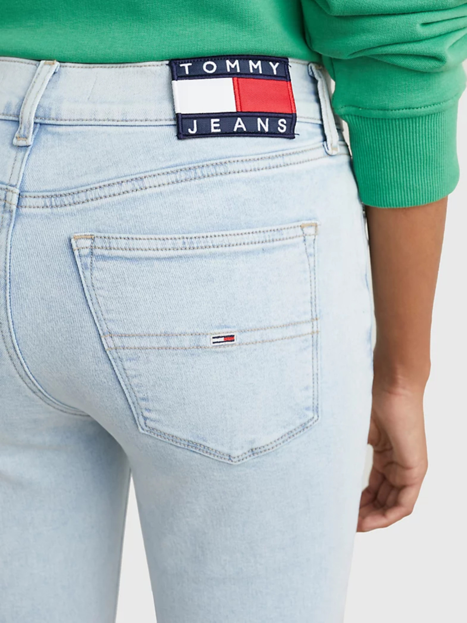 detail Tommy Jeans dámské světle modré džíny NORA