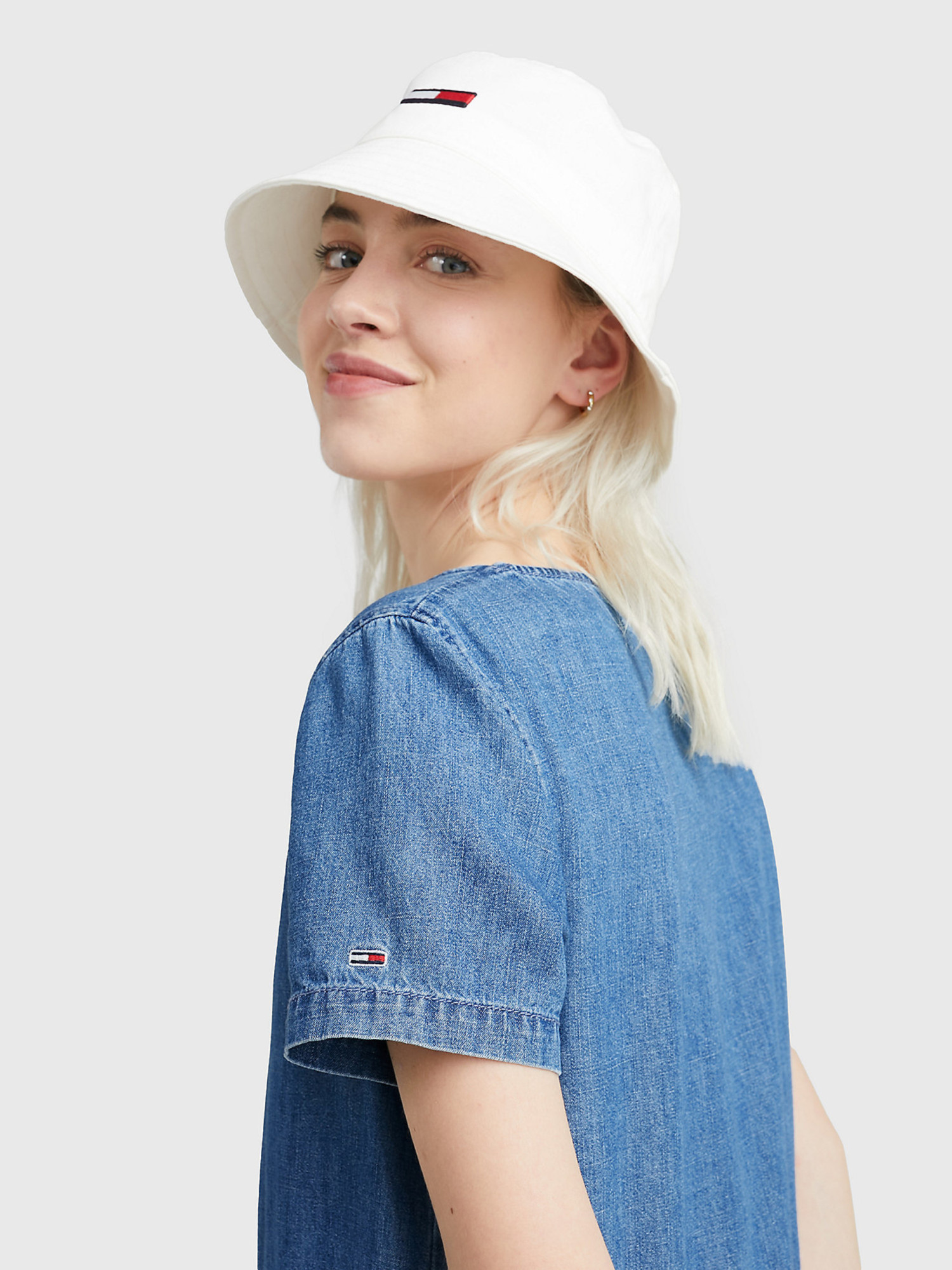 detail Tommy Jeans dámské dlouhé šaty