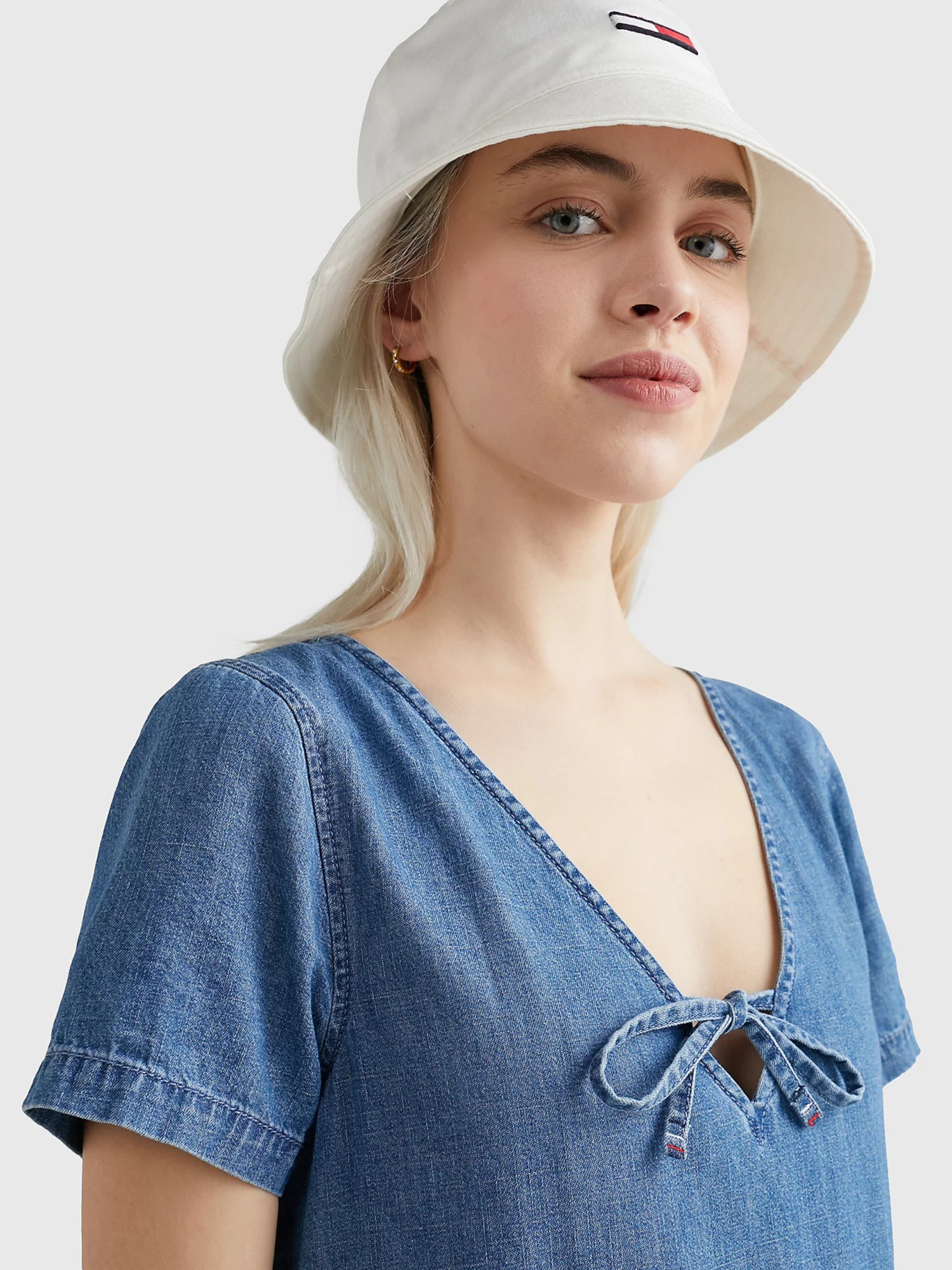 detail Tommy Jeans dámské dlouhé šaty