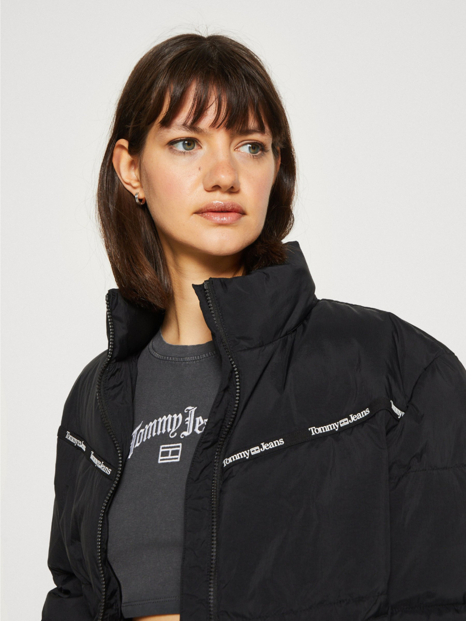 detail Tommy Jeans dámská černá bunda