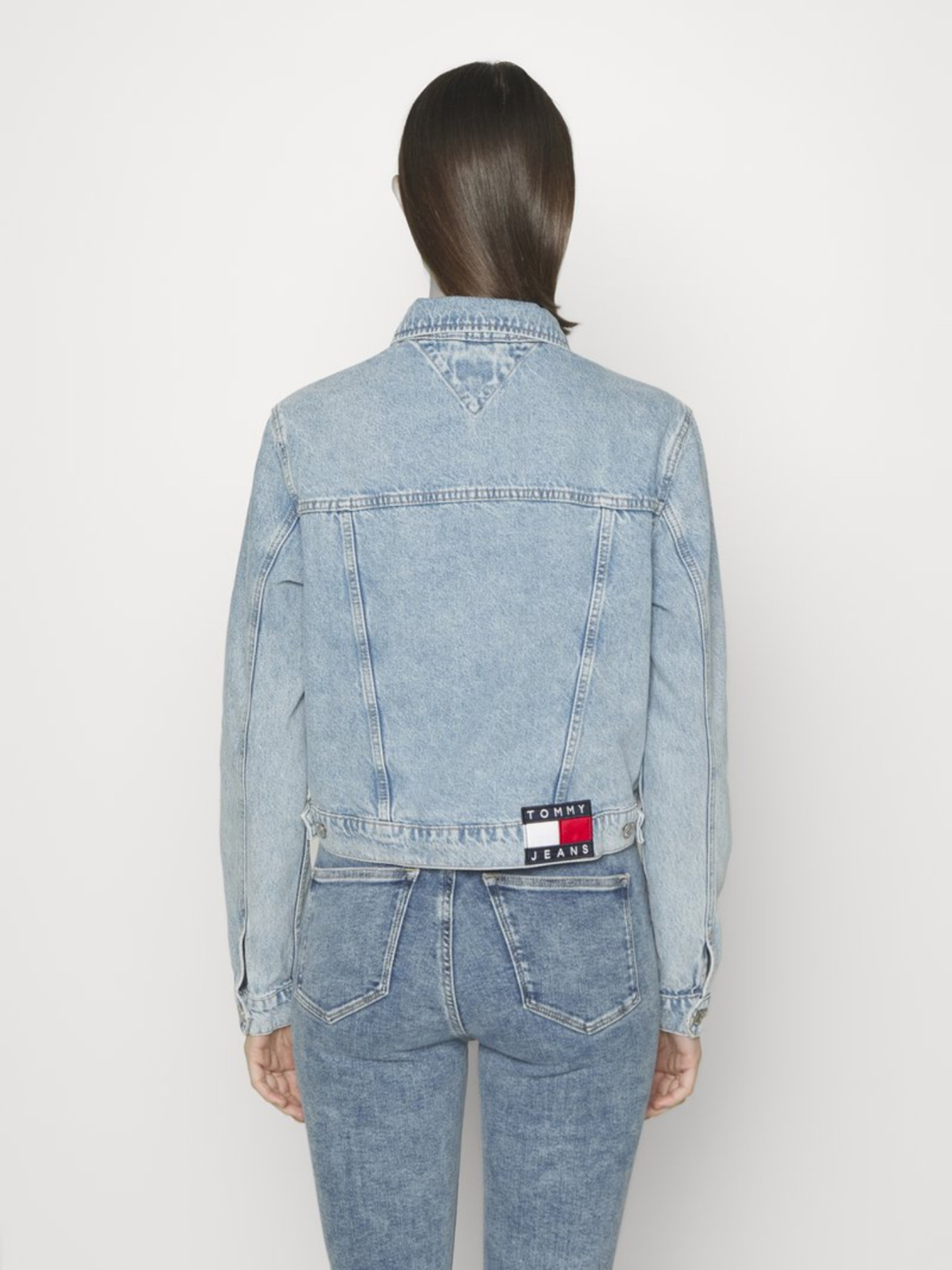 detail Tommy Jeans dámská světle modrá džínová bunda