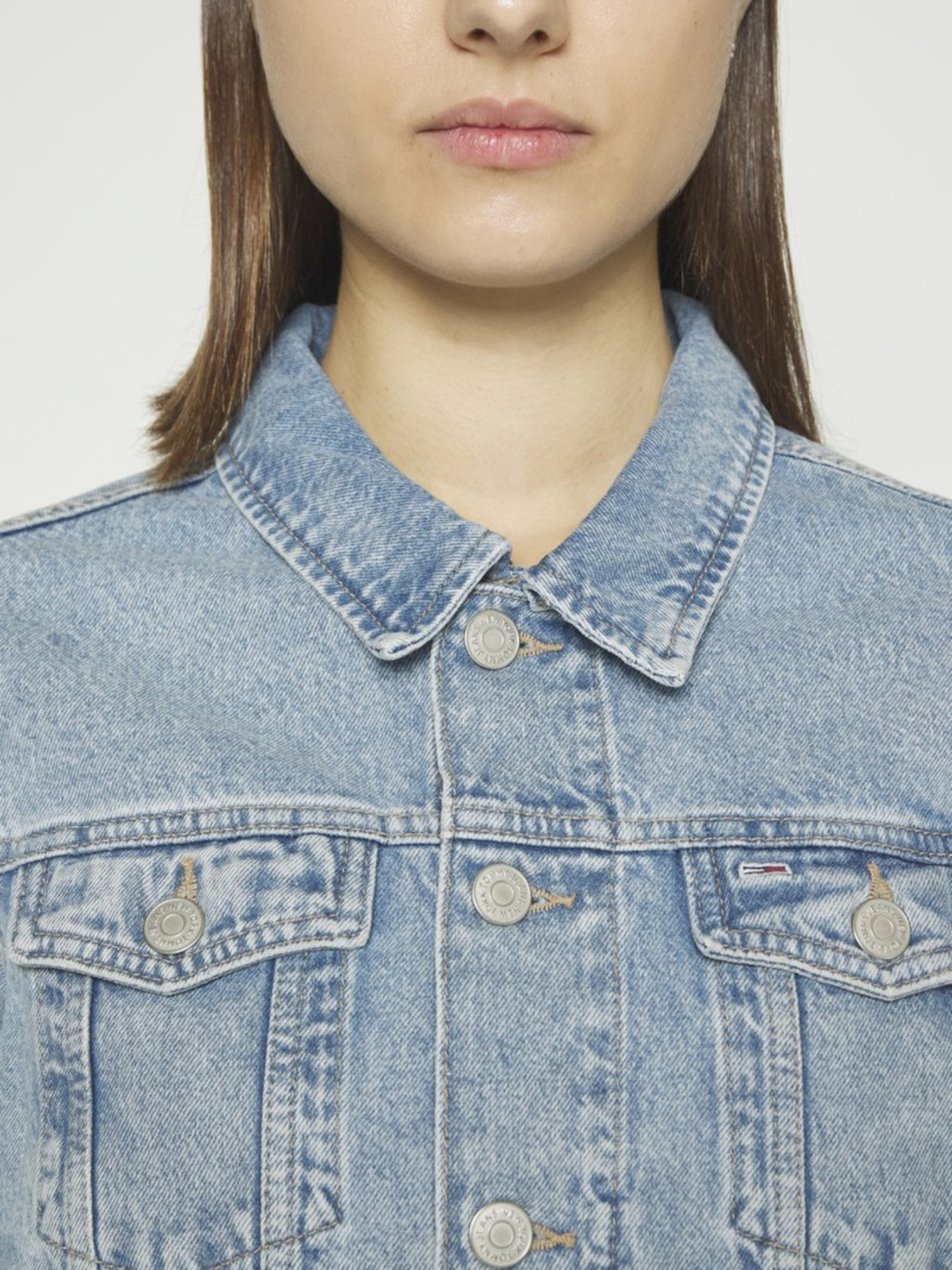 detail Tommy Jeans dámská světle modrá džínová bunda