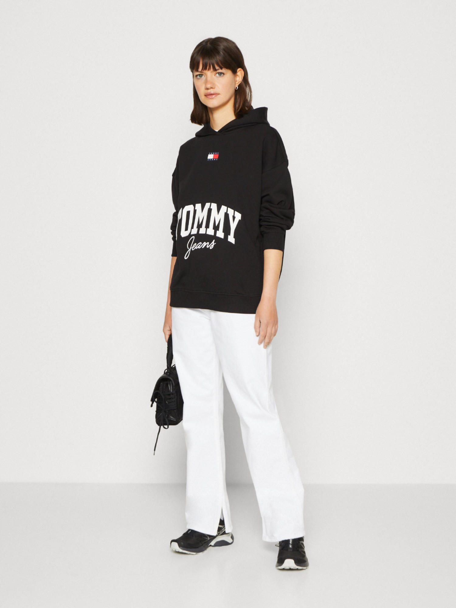 detail Tommy Jeans dámská černá mikina