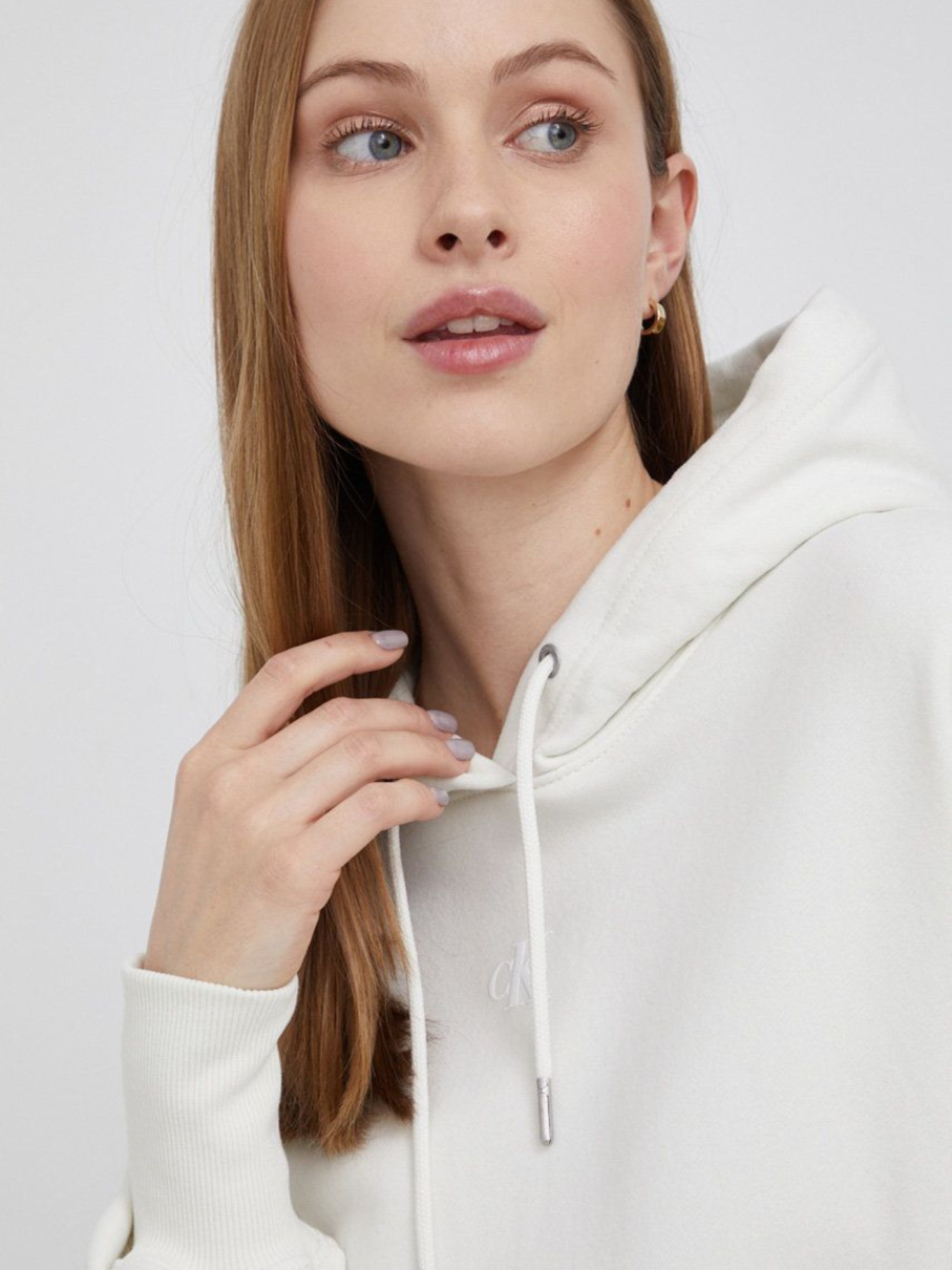 detail Calvin Klein dámské bílé šaty