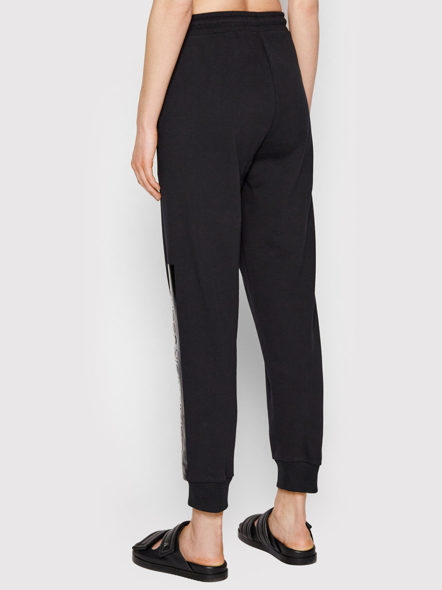 detail Calvin Klein dámské černé tepláky