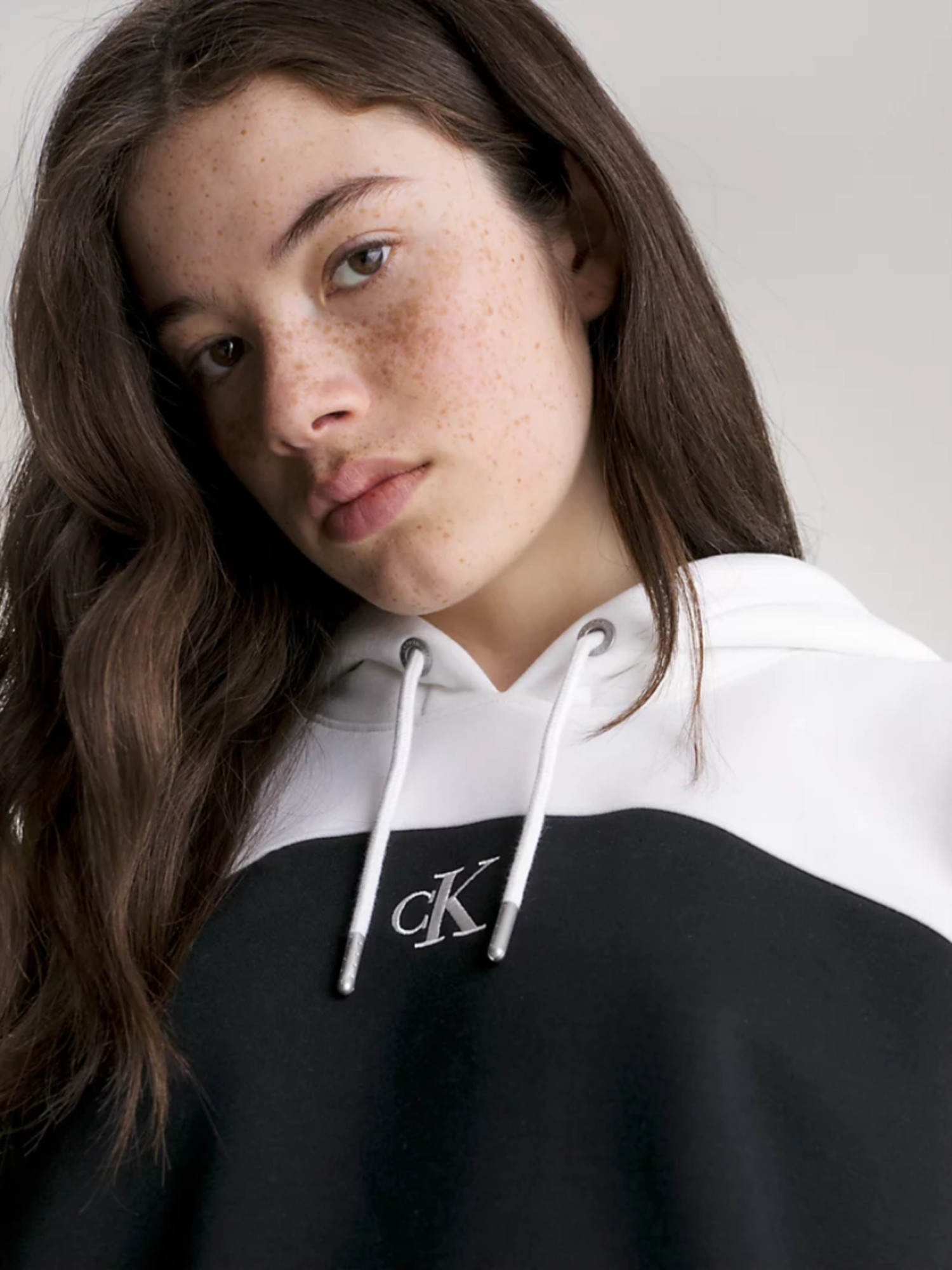 detail Calvin Klein dámské černé teplákové šaty