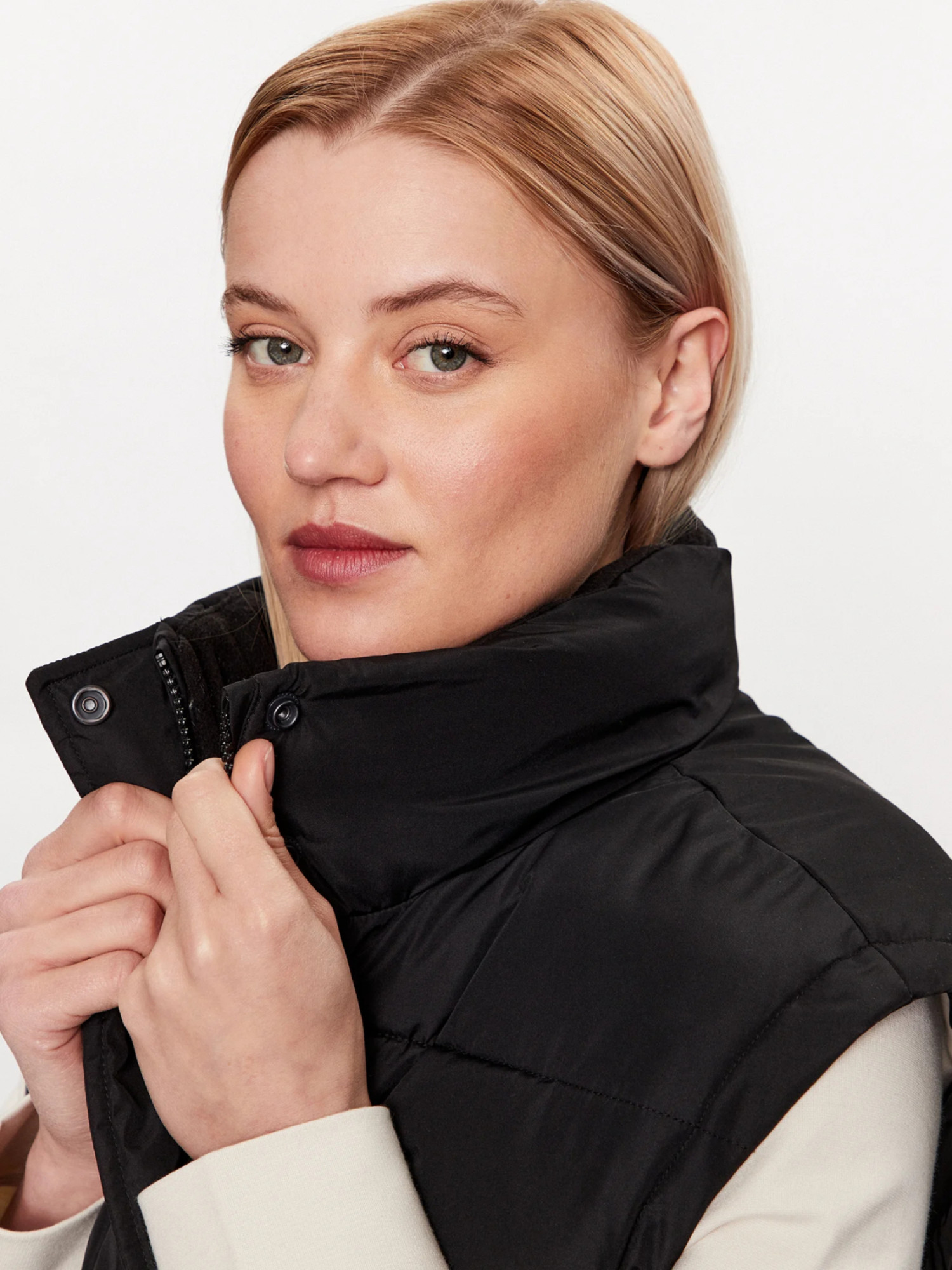 detail Calvin Klein dámská černá vesta