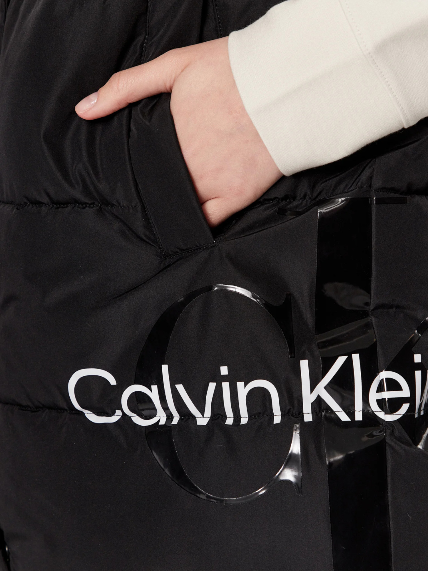 detail Calvin Klein dámská černá vesta