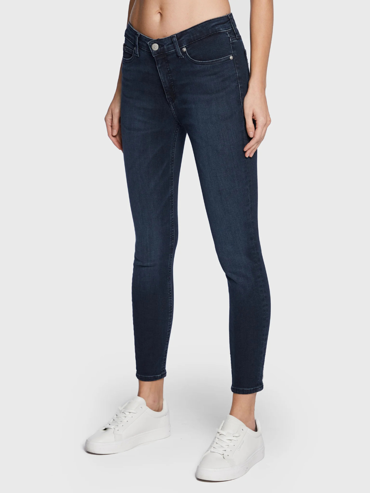 detail Calvin Klein dámské tmavě modré džíny