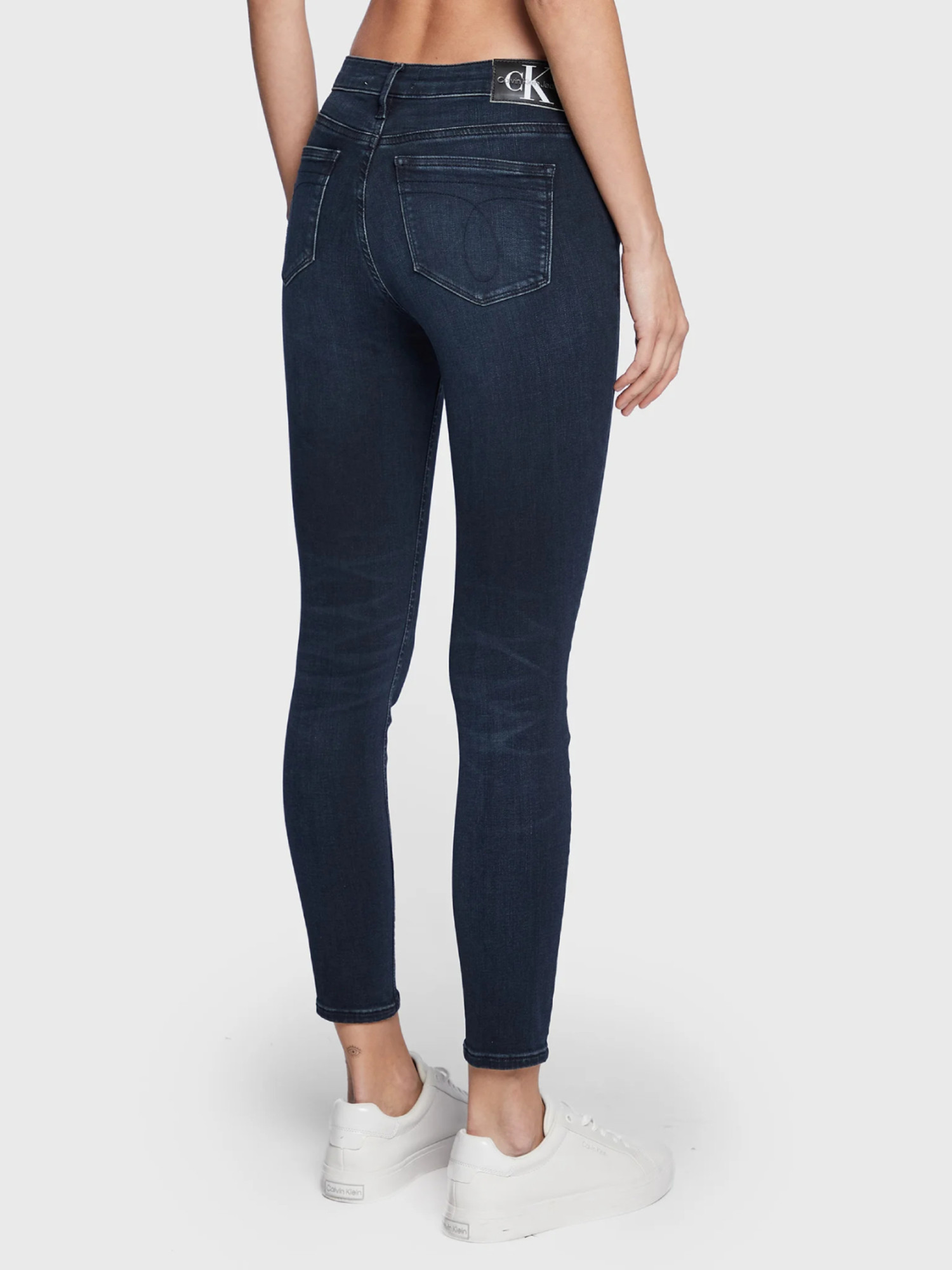 detail Calvin Klein dámské tmavě modré džíny