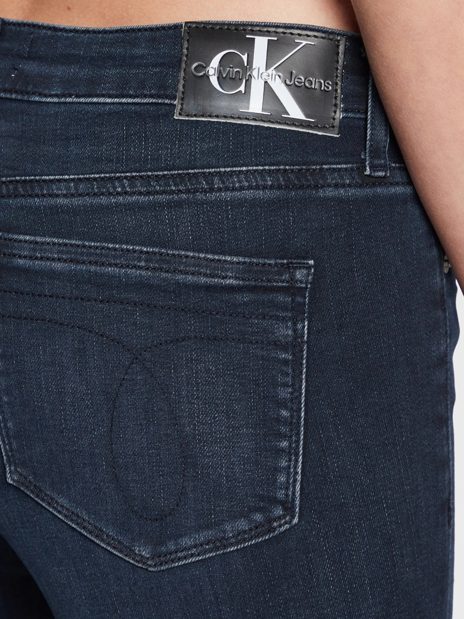 detail Calvin Klein dámské tmavě modré džíny