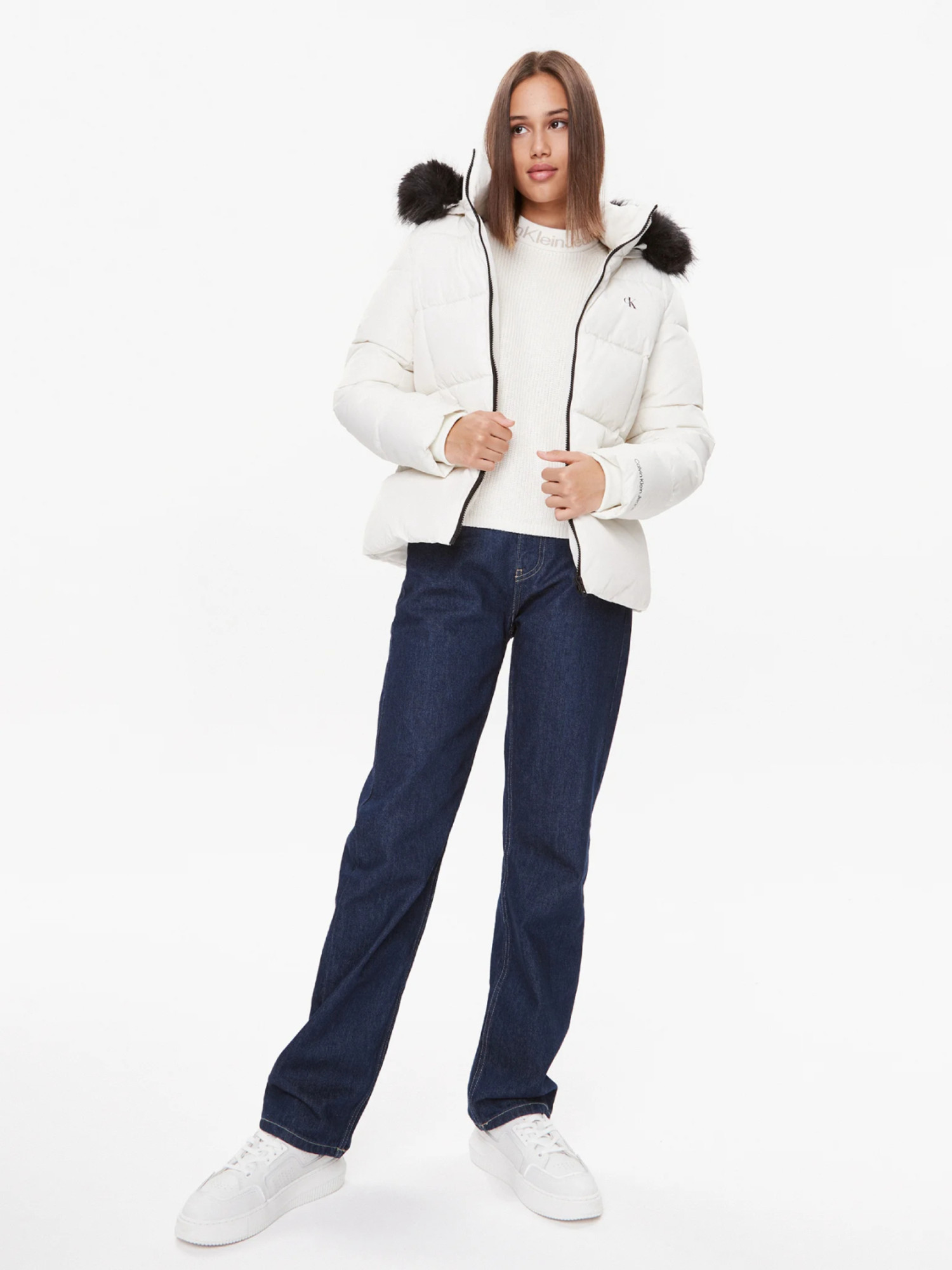 detail Calvin Klein dámská bílá bunda