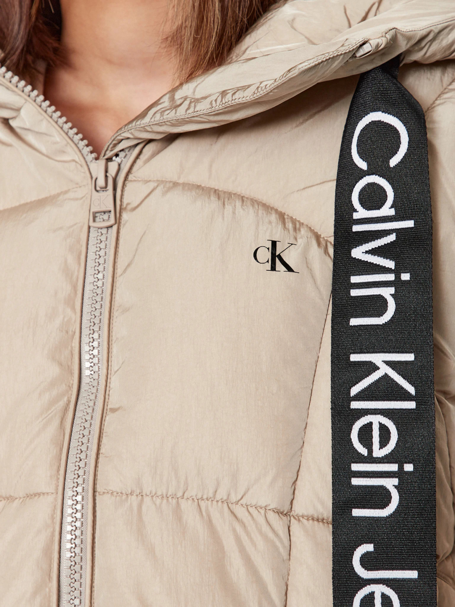 detail Calvin Klein dámská béžová bunda