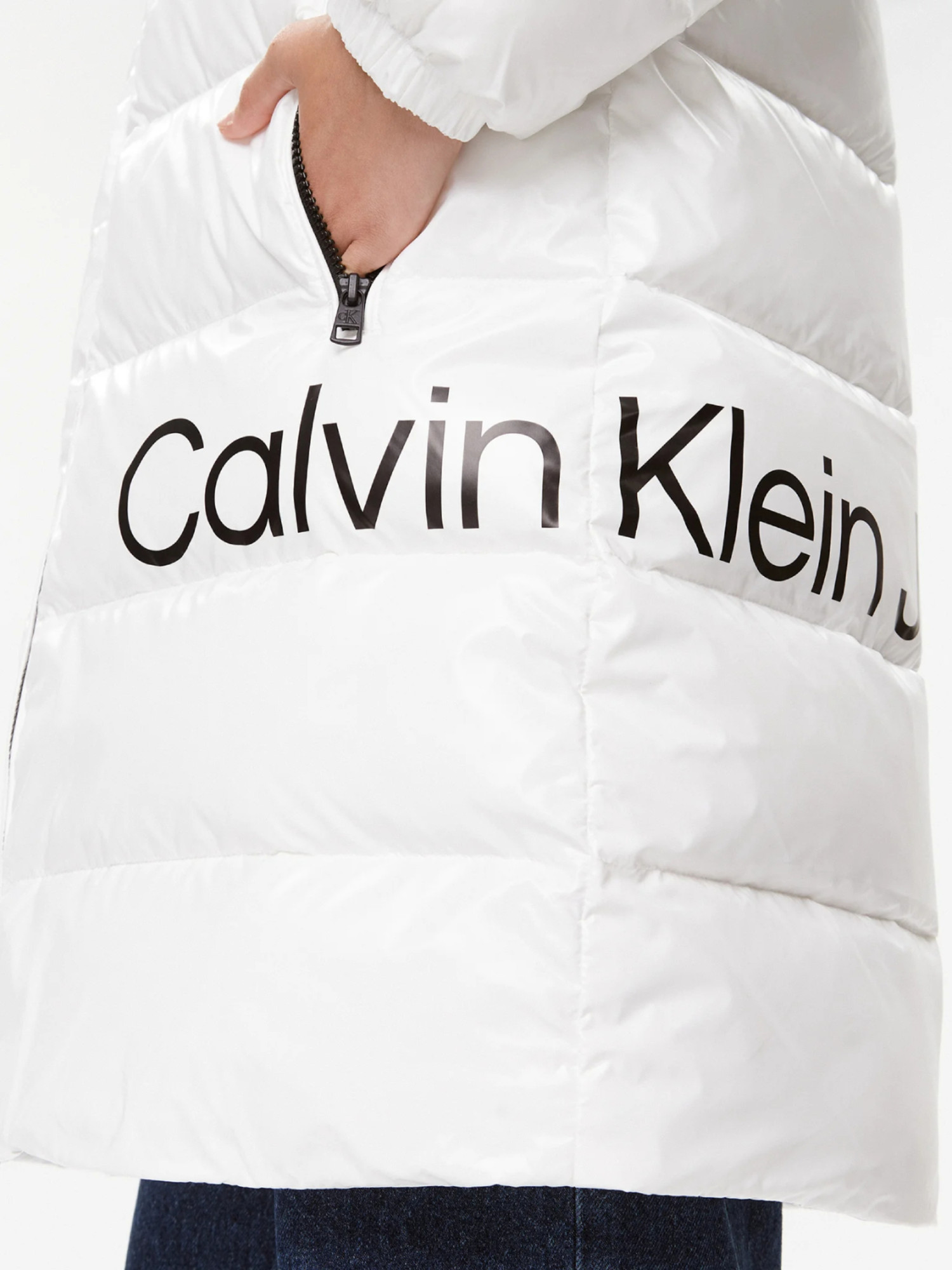detail Calvin Klein dámský bílý kabát