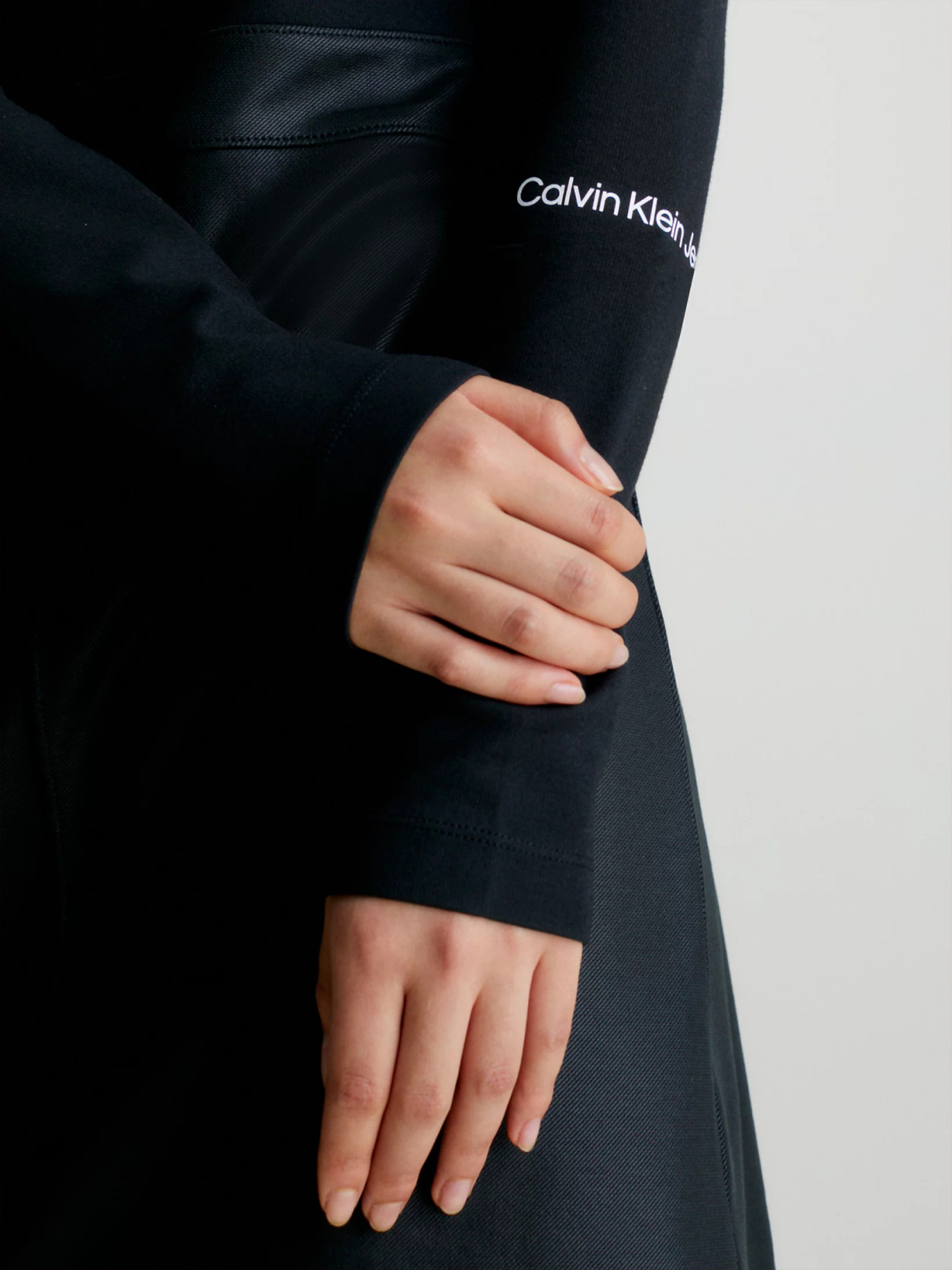 detail Calvin Klein dámské černé šaty