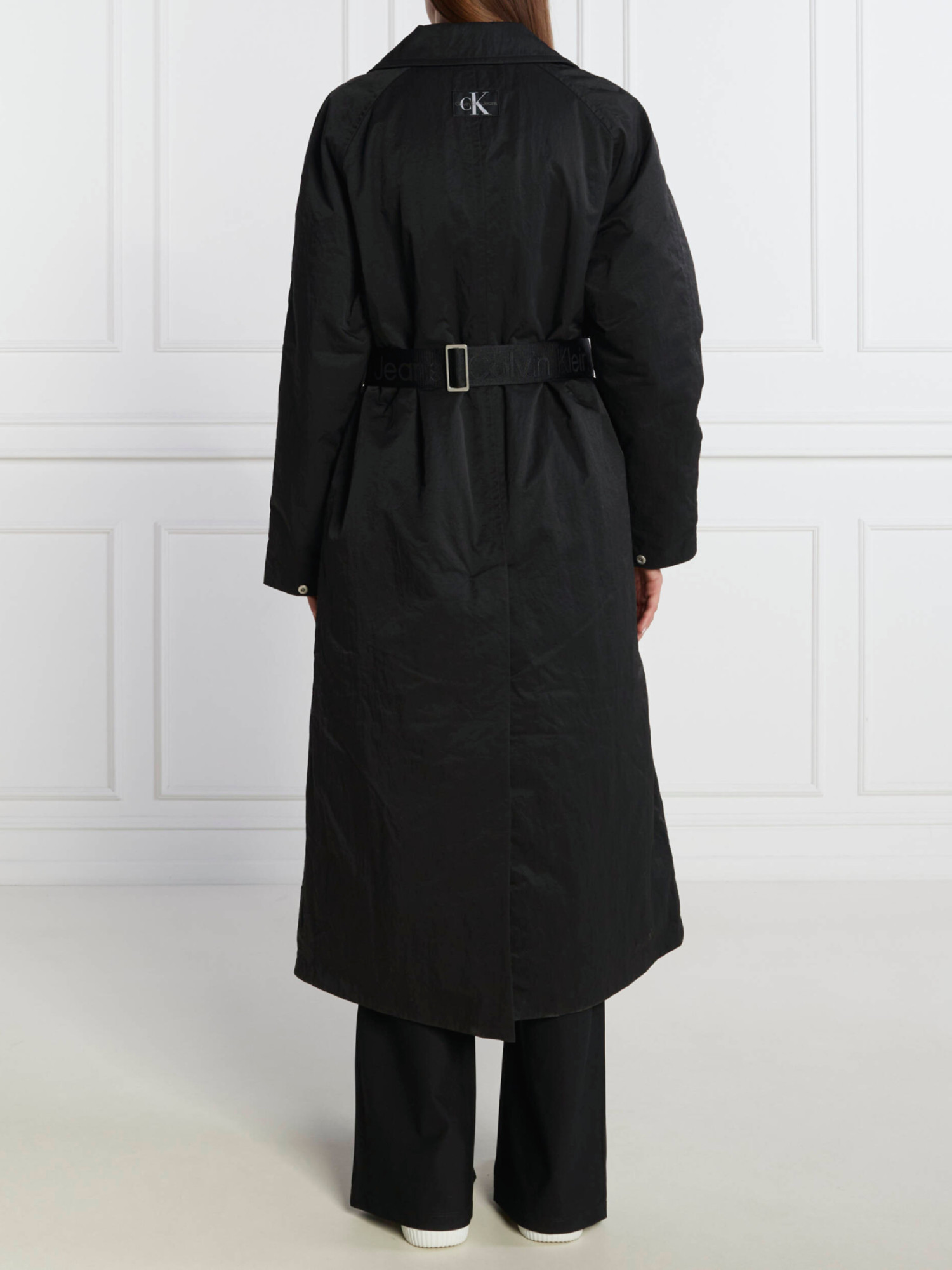 detail Calvin Klein dámský černý trenčkot