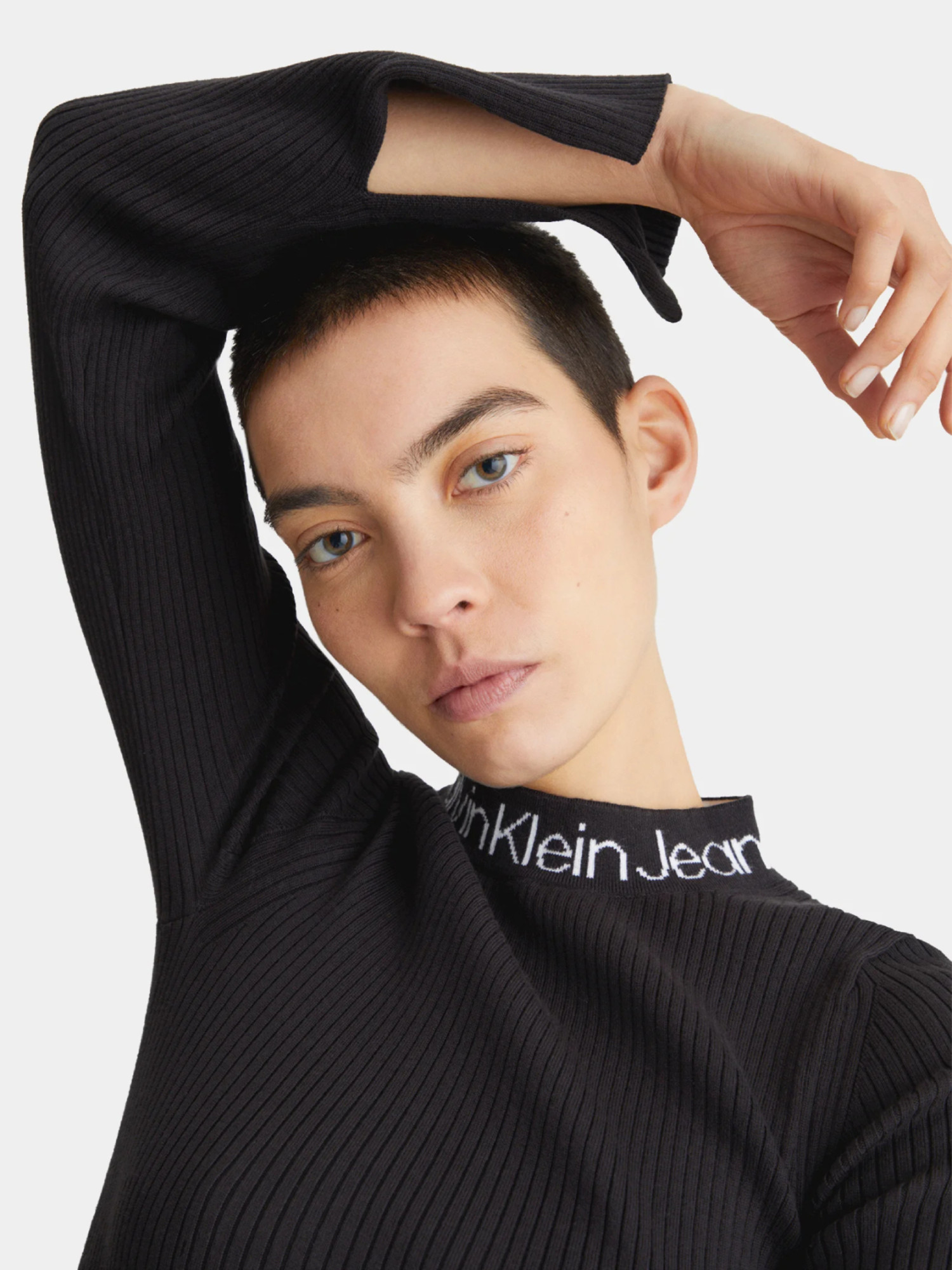 detail Calvin Klein dámské černé úpletové šaty