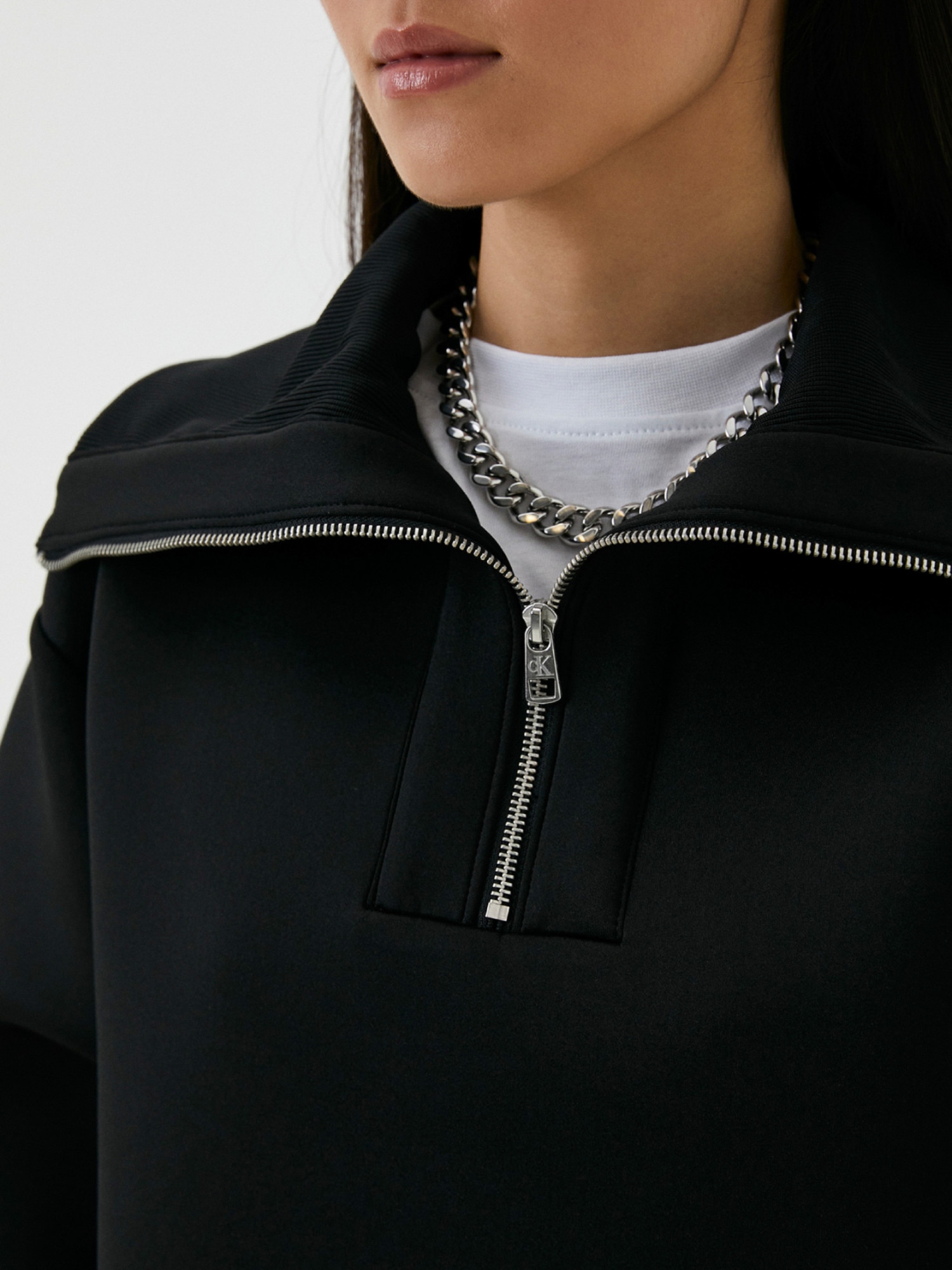detail Calvin Klein dámské volné černé šaty