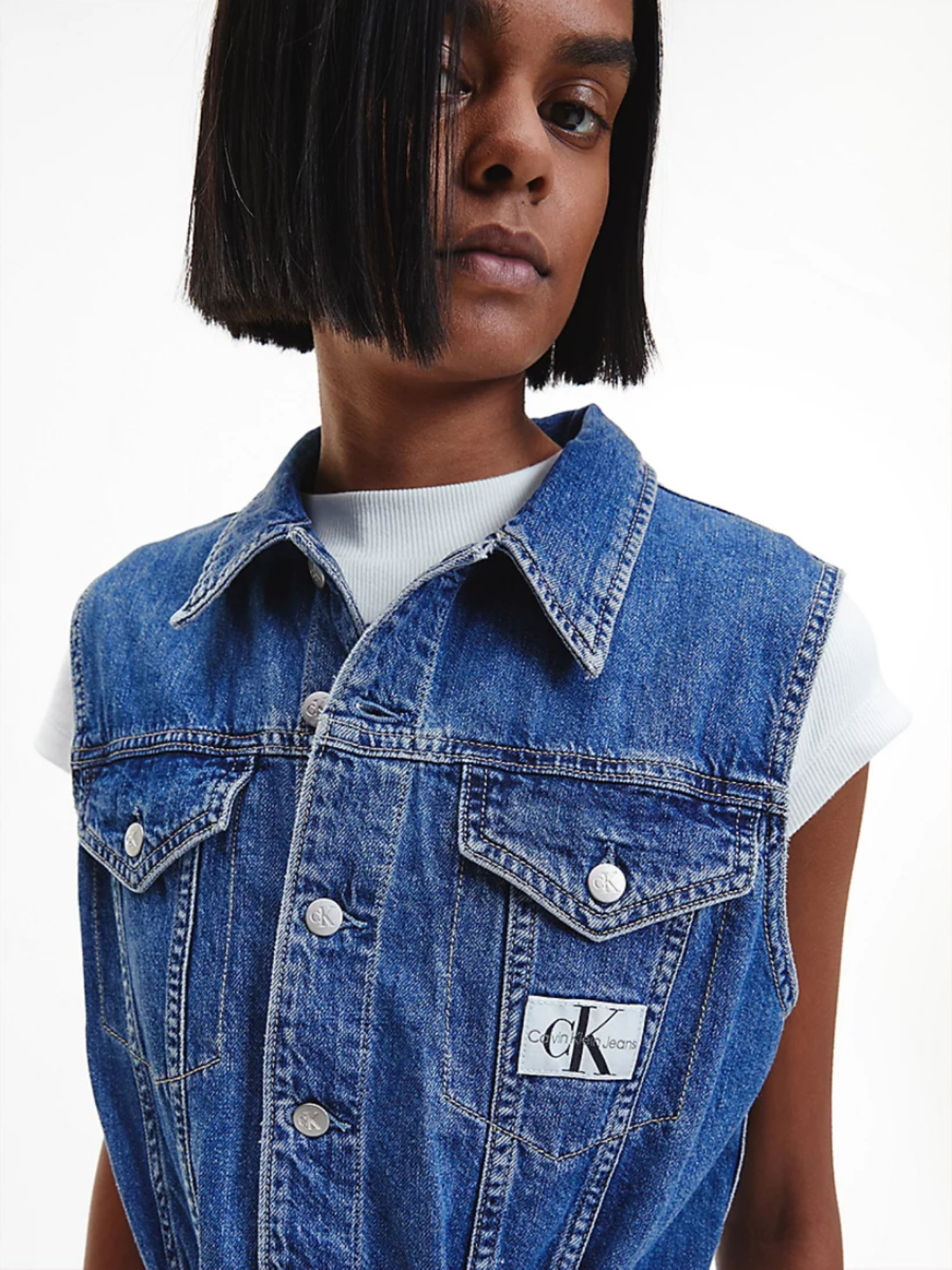 detail Calvin Klein dámské džínové šaty