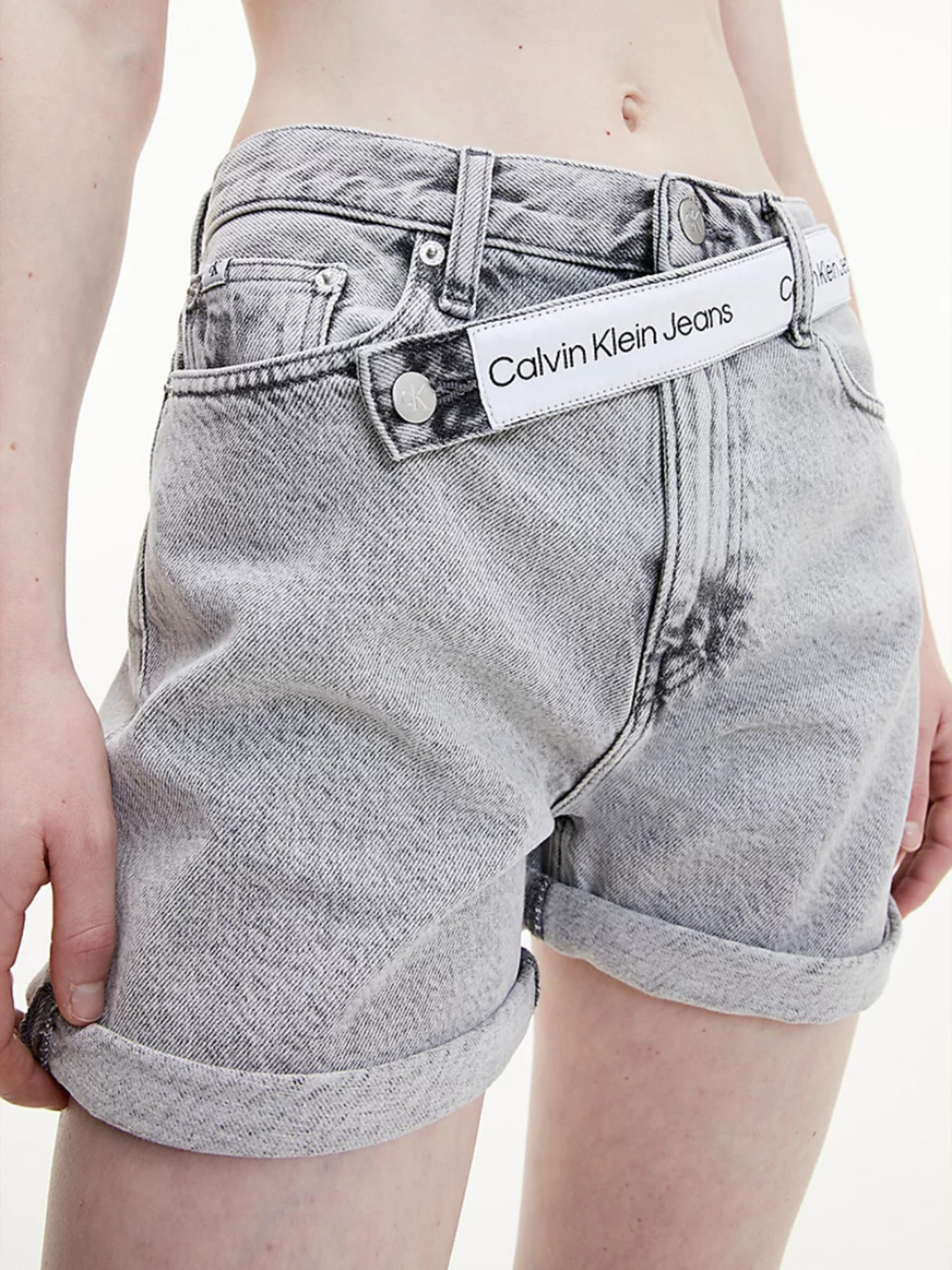 detail Calvin Klein dámské džínové Mom šortky