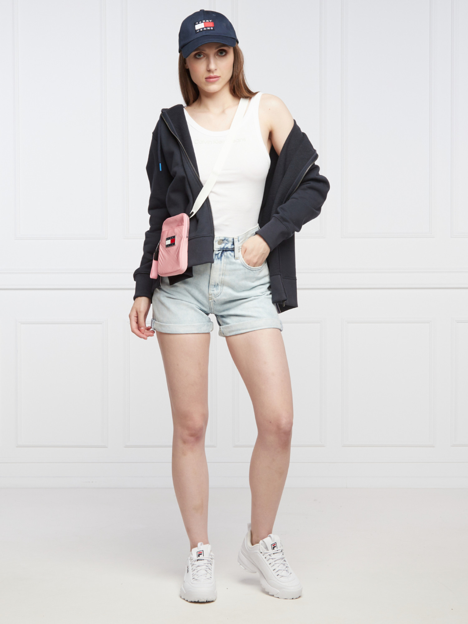 detail Calvin Klein dámské džínové Mom šortky