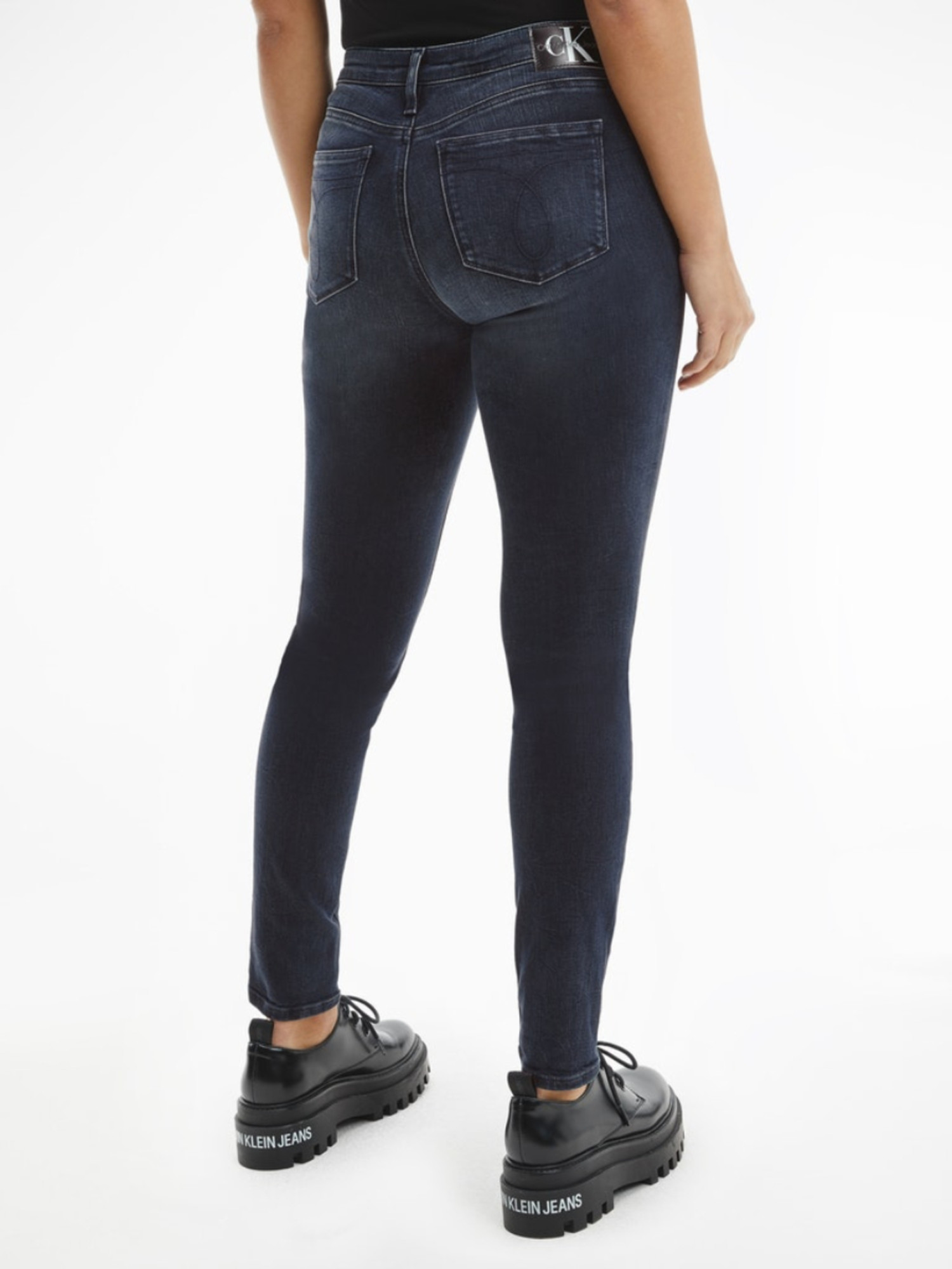 detail Calvin Klein dámské tmavě modré džíny