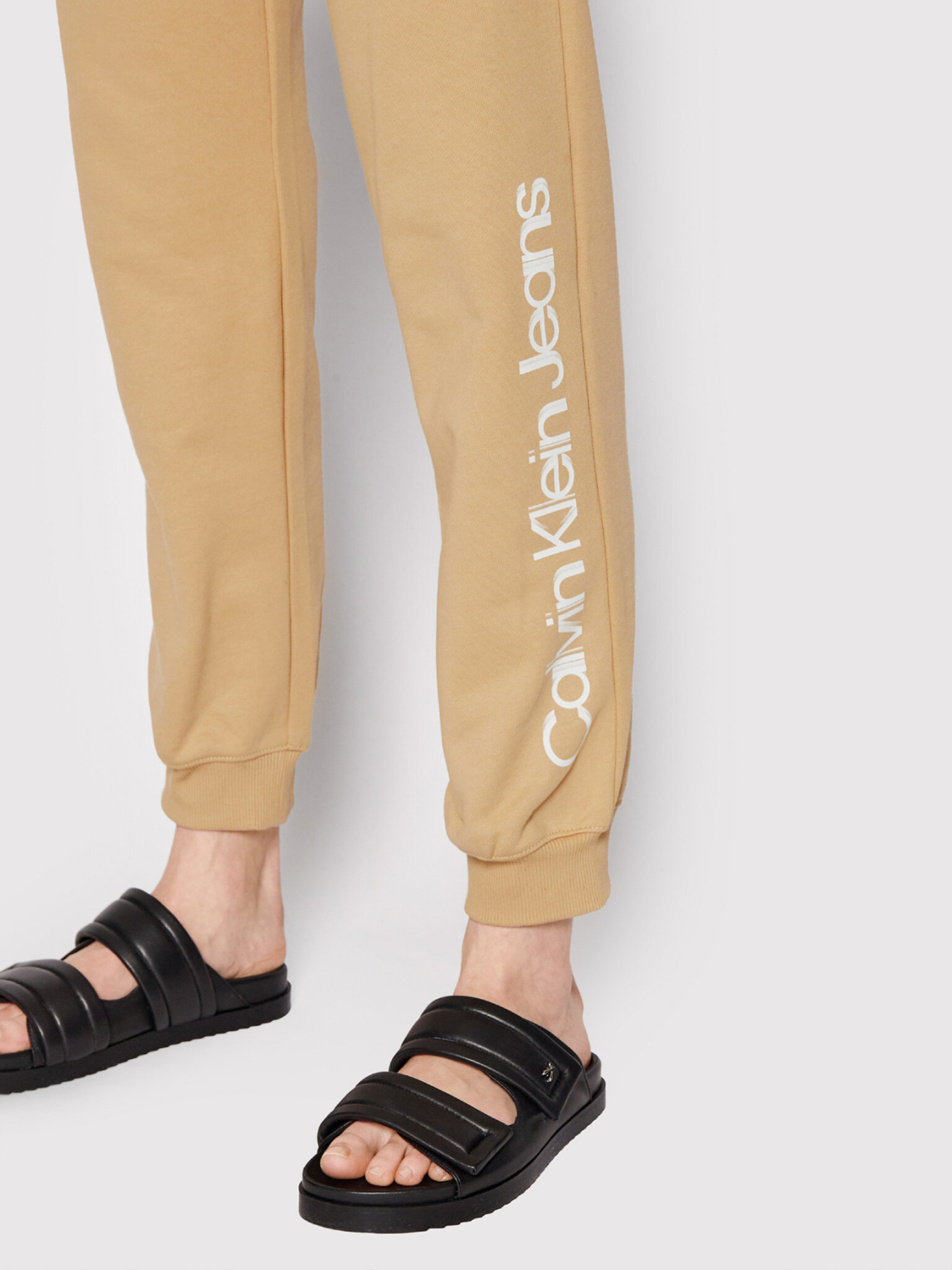 detail Calvin Klein dámské světle hnědé tepláky