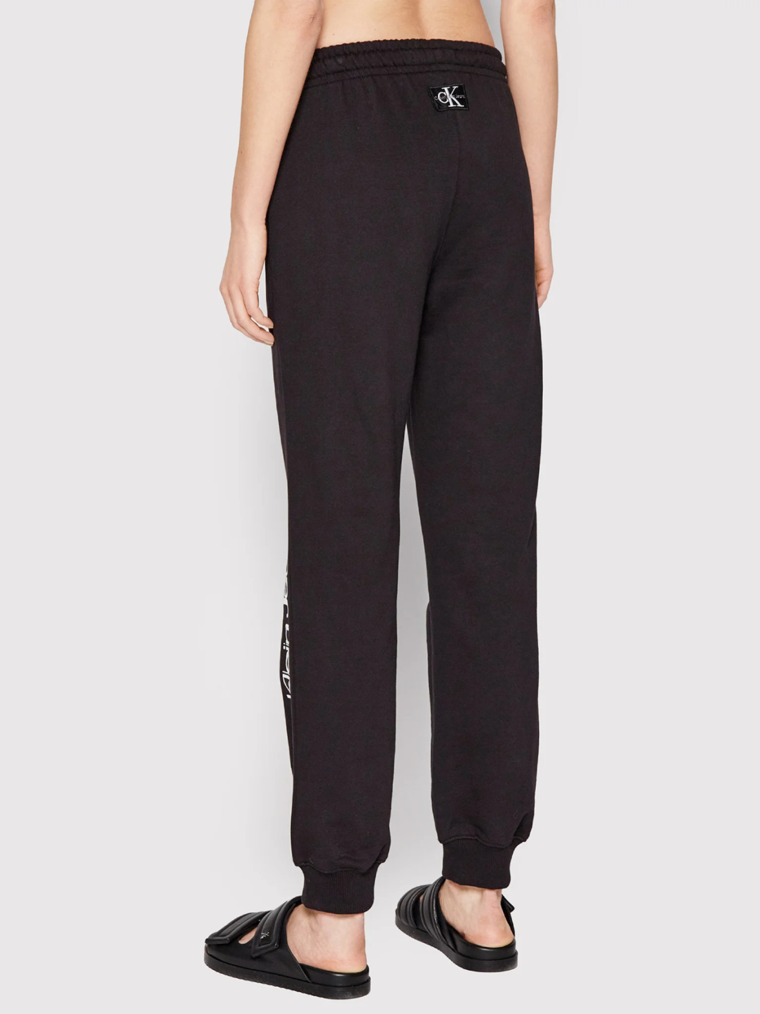detail Calvin Klein dámské černé tepláky