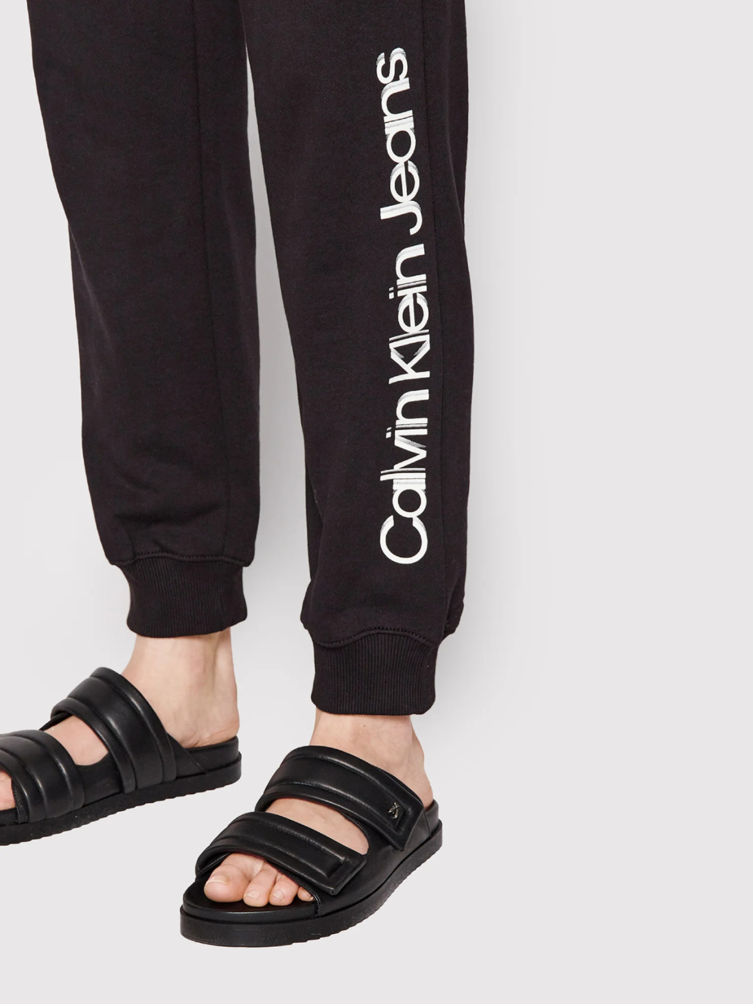detail Calvin Klein dámské černé tepláky