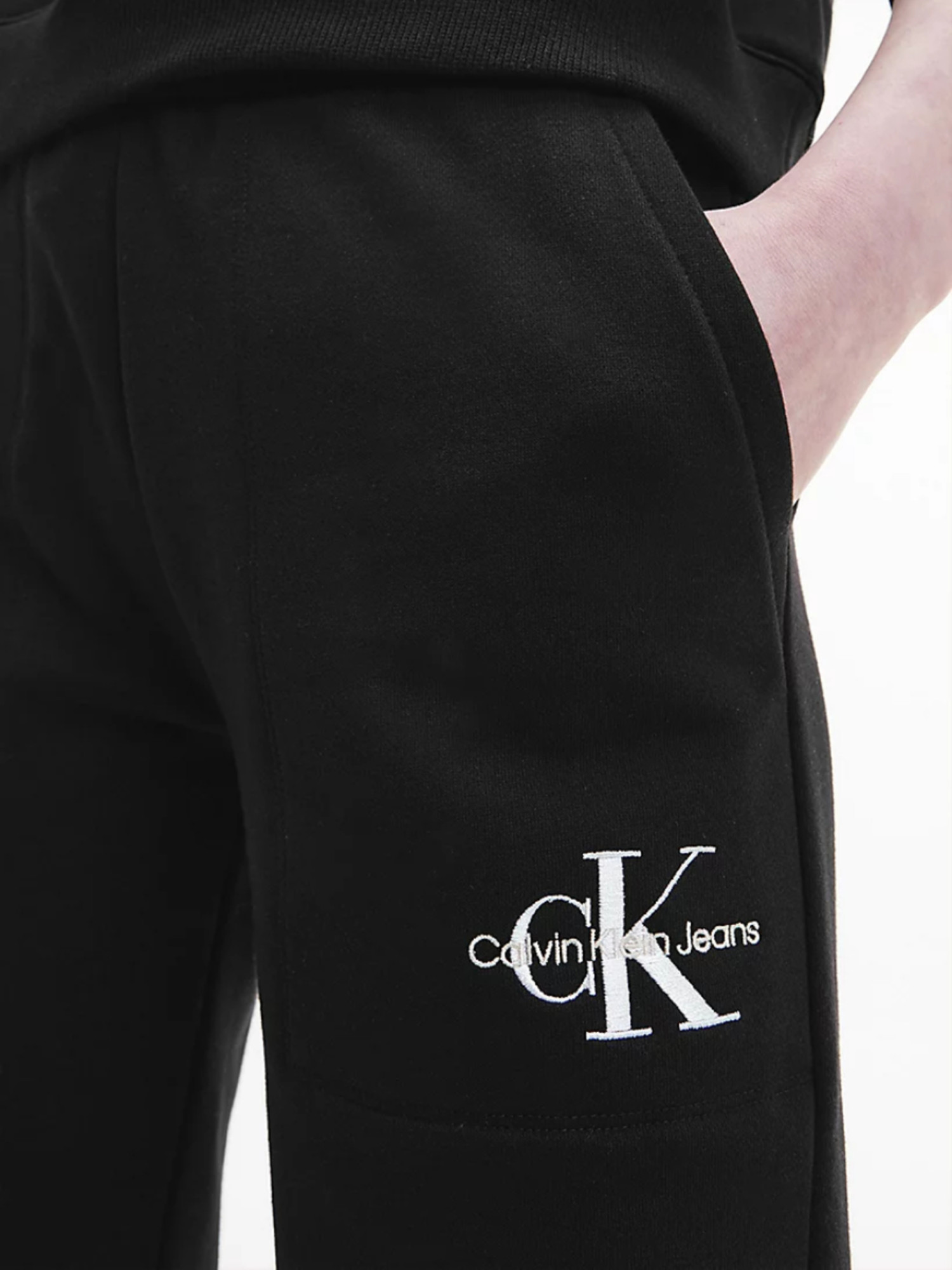 detail Calvin Klein dámské černé tepláky