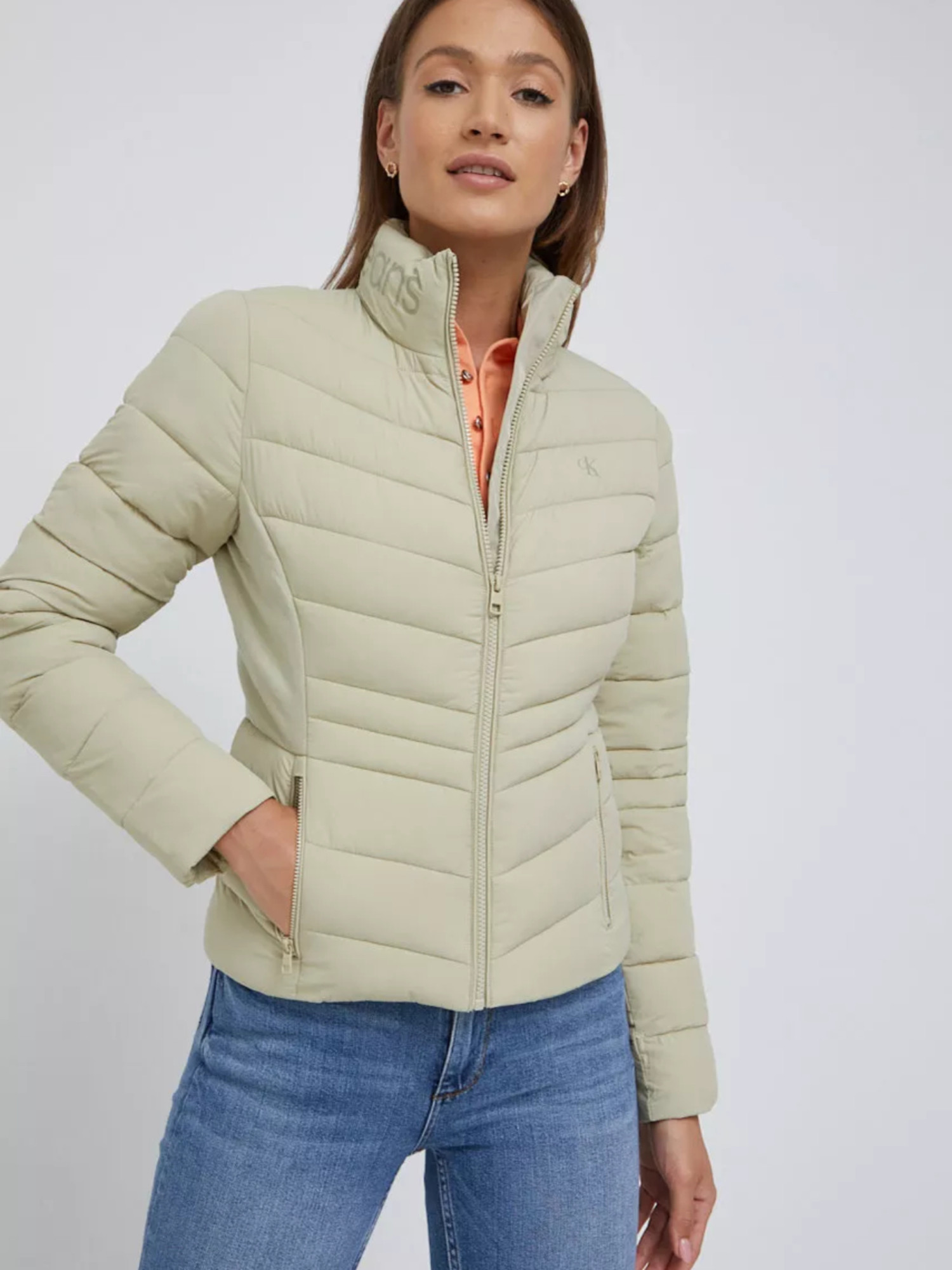 detail Calvin Klein dámská béžová bunda