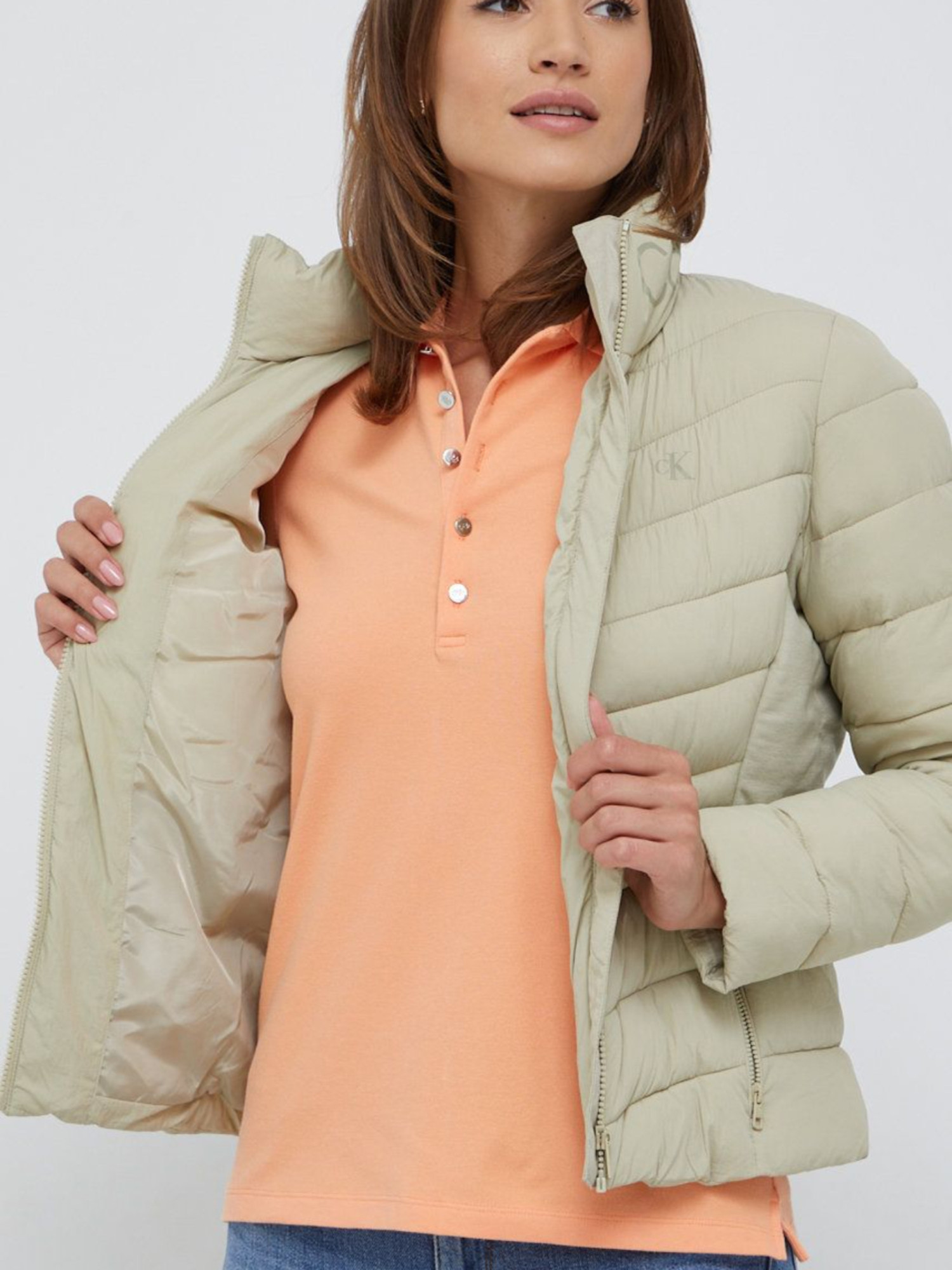 detail Calvin Klein dámská béžová bunda