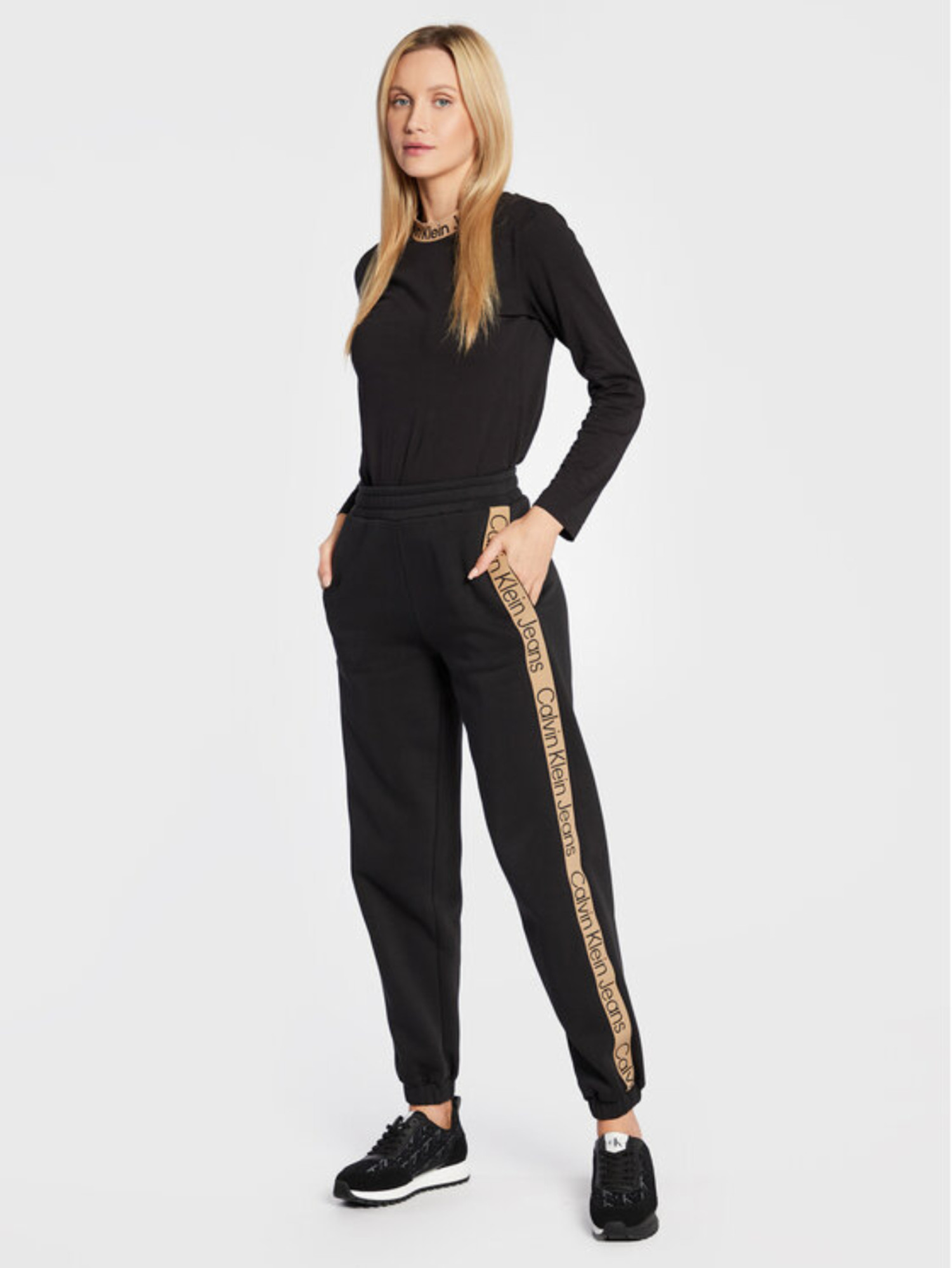 detail Calvin Klein dámské černé tepláky