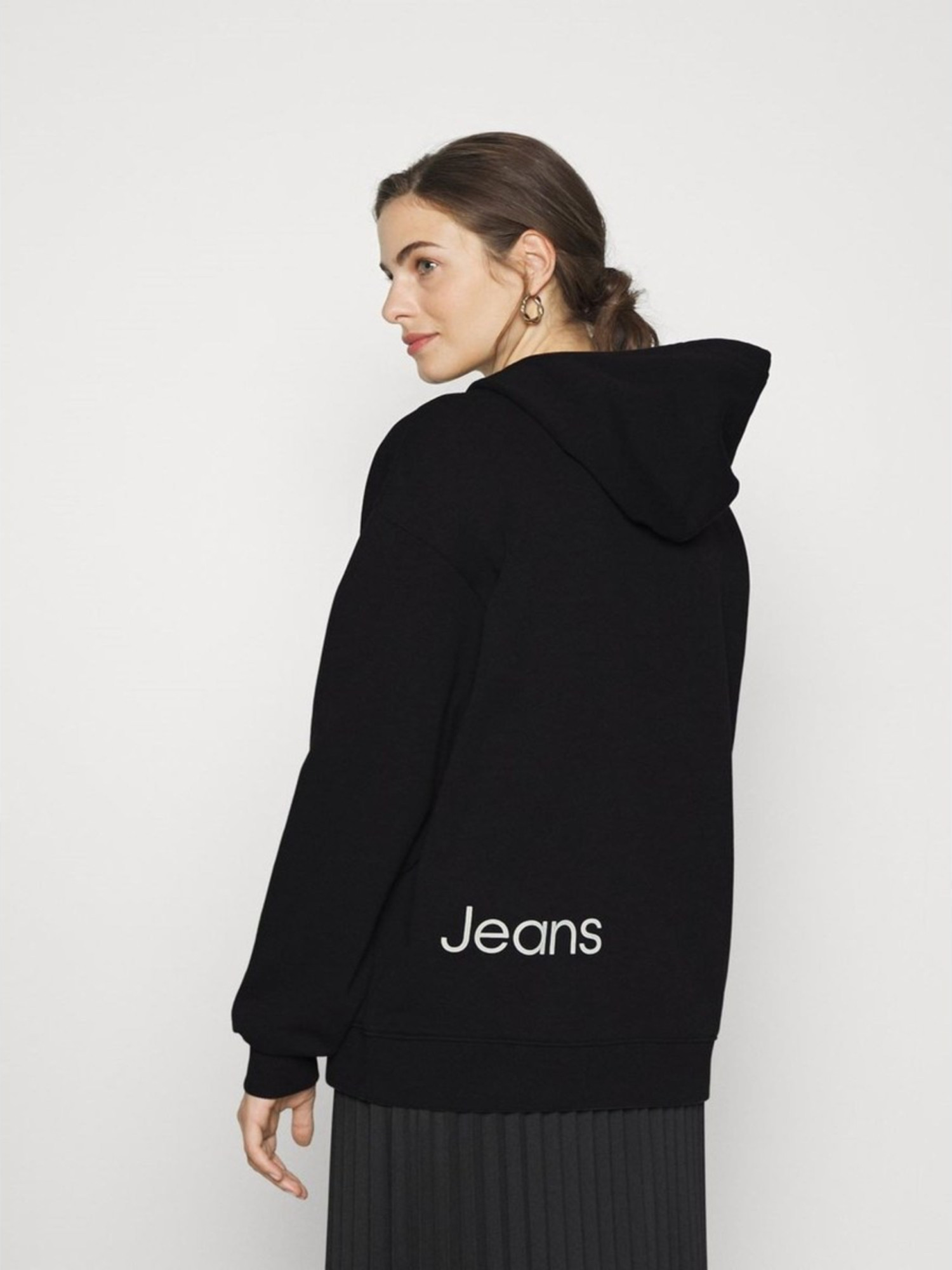 detail Calvin Klein dámská černá mikina Oversized