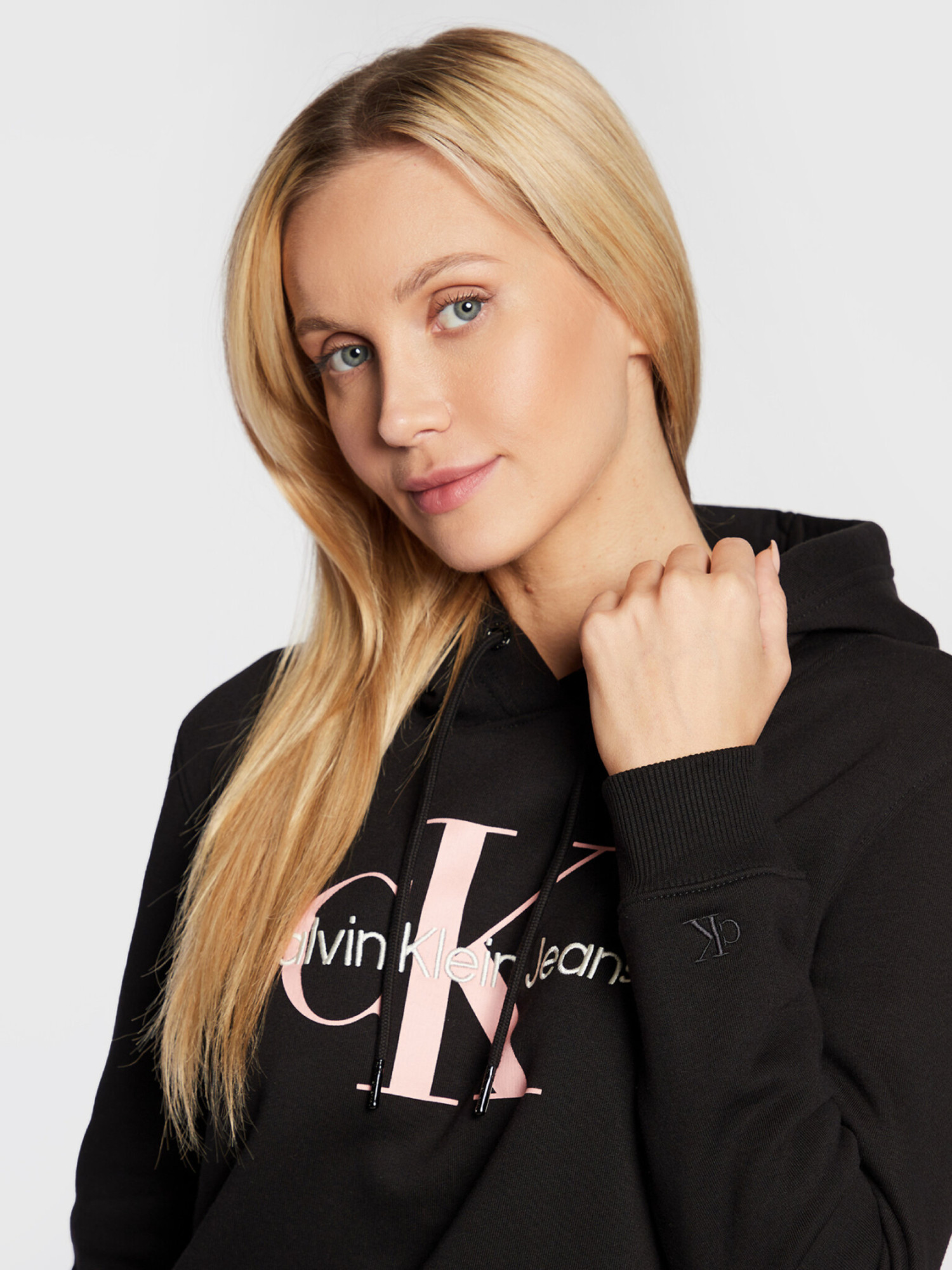 detail Calvin Klein dámská černá mikina Iconic